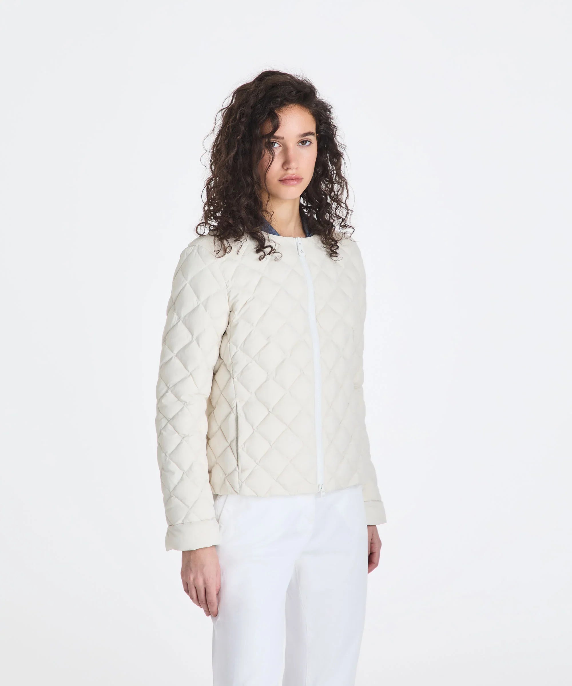 Giacca trapuntata donna in tessuto chiaro, stile casual elegante, moda primavera