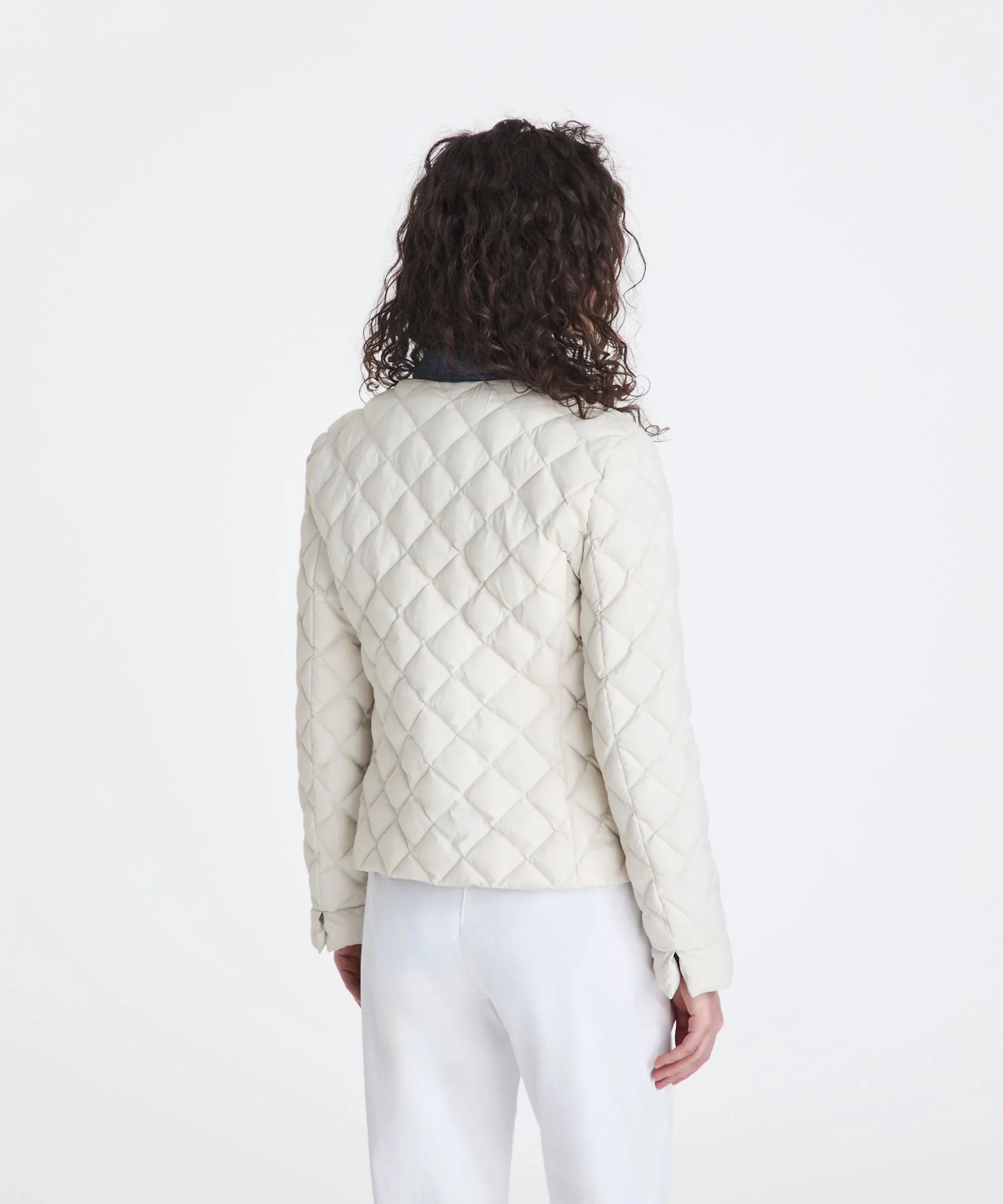 Giacca trapuntata donna bianca vista da dietro, stile elegante, abbigliamento moda