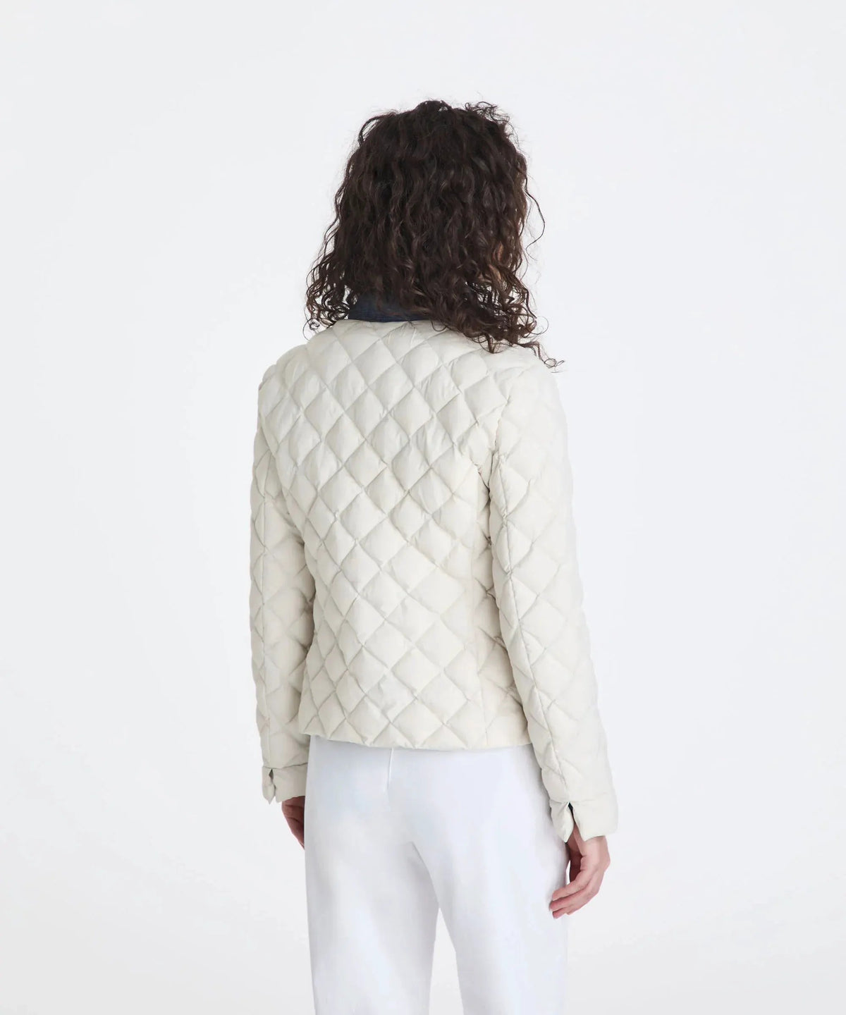 Giacca trapuntata donna bianca vista da dietro, stile elegante, abbigliamento moda