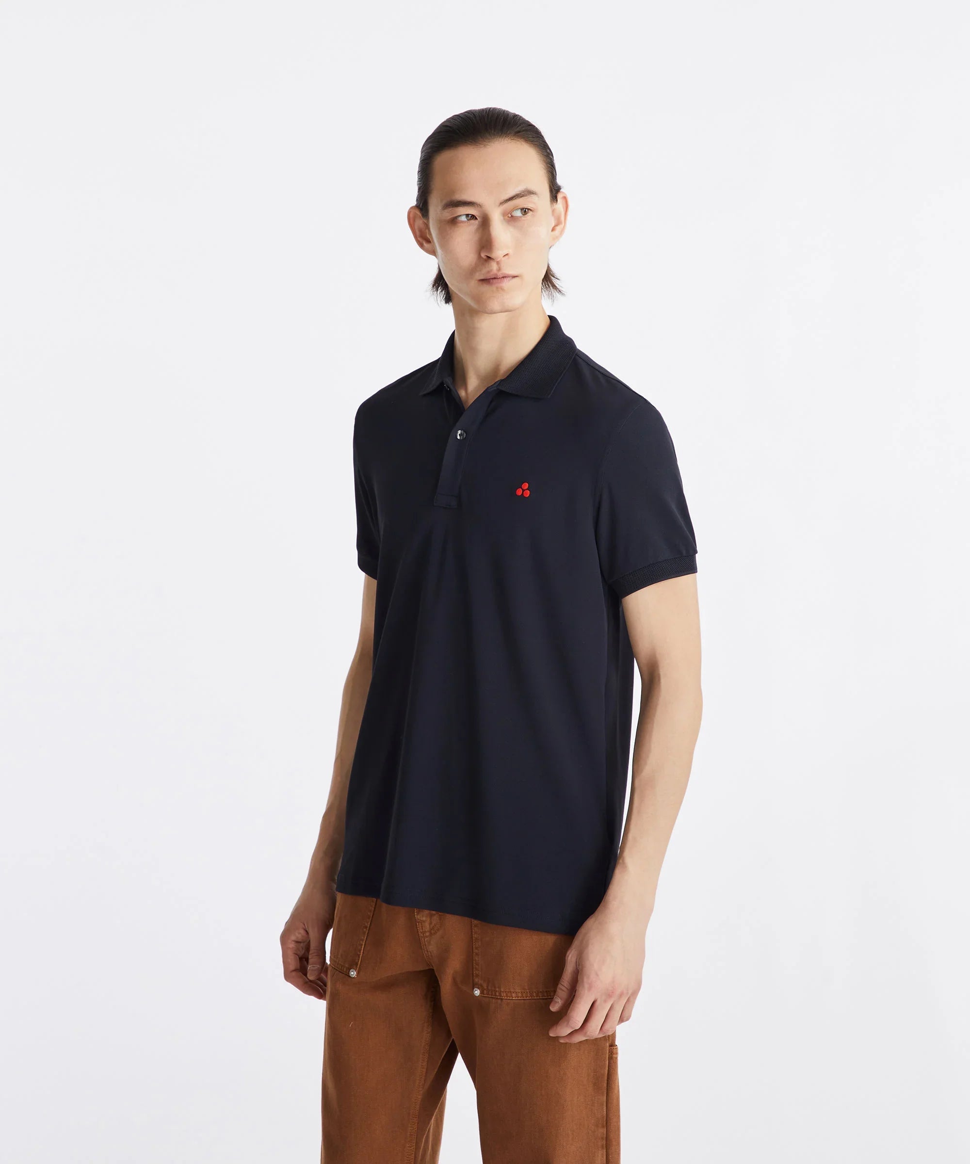 Polo uomo blu scuro con logo rosso, maniche corte, abbigliamento casual elegante
