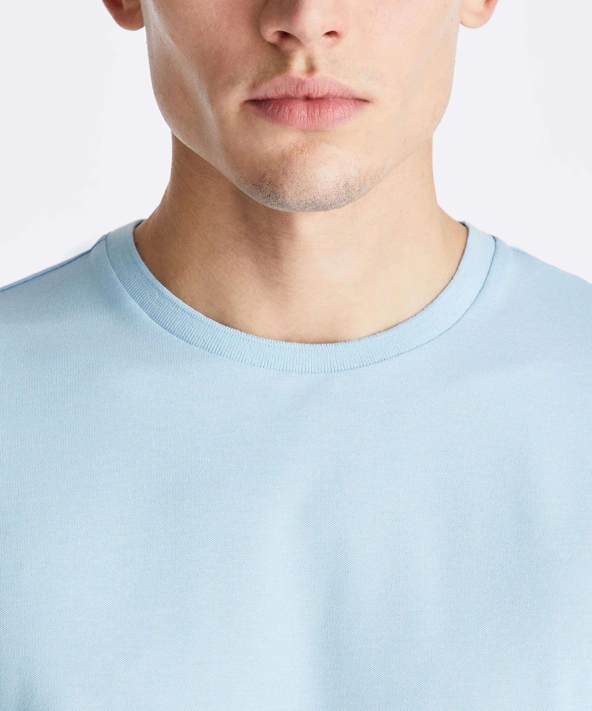 Maglietta uomo azzurra a girocollo in cotone, stile casual, dettaglio tessuto.