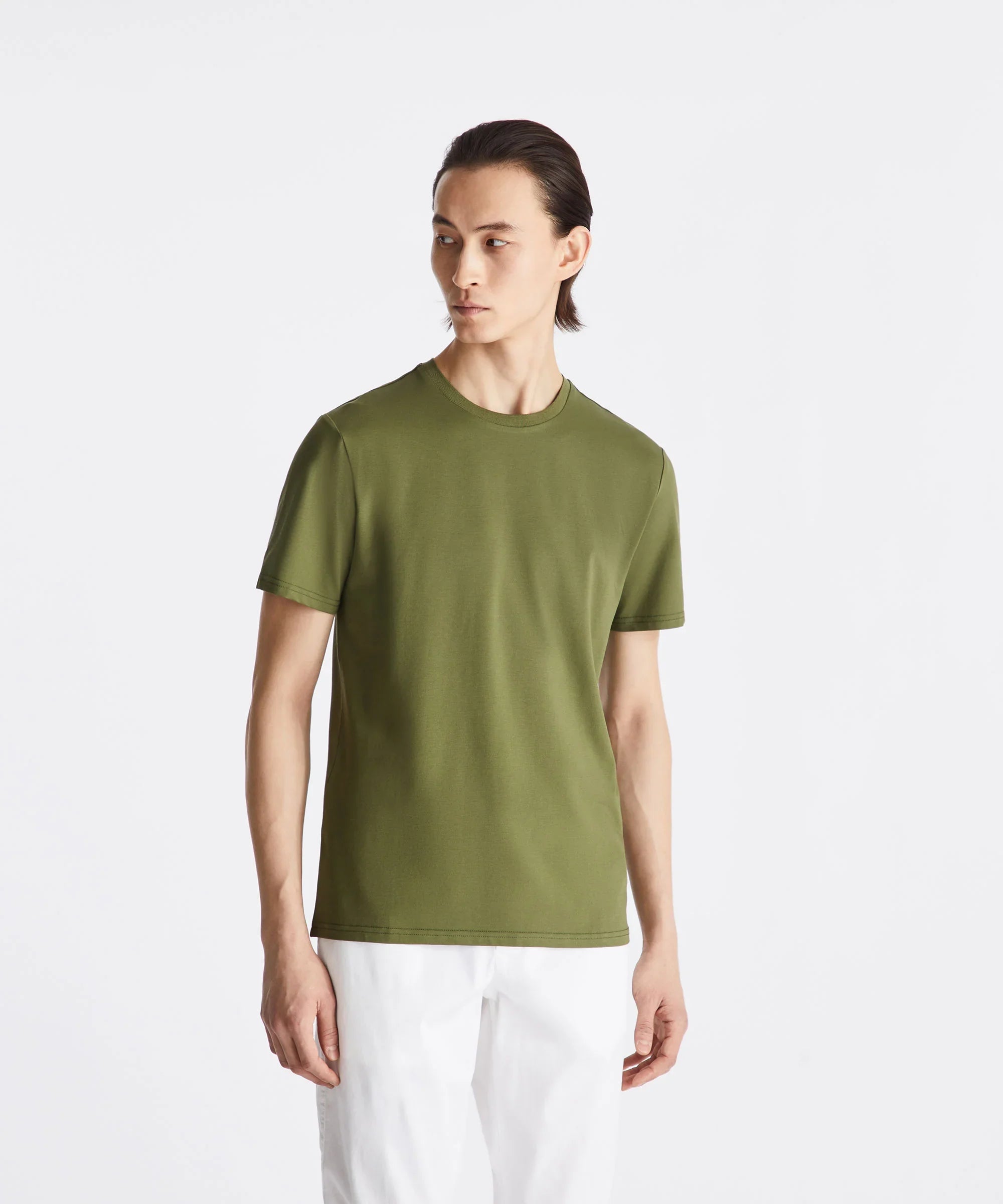 Maglietta verde uomo manica corta, look casual estivo, pantaloni bianchi, sfondo neutro