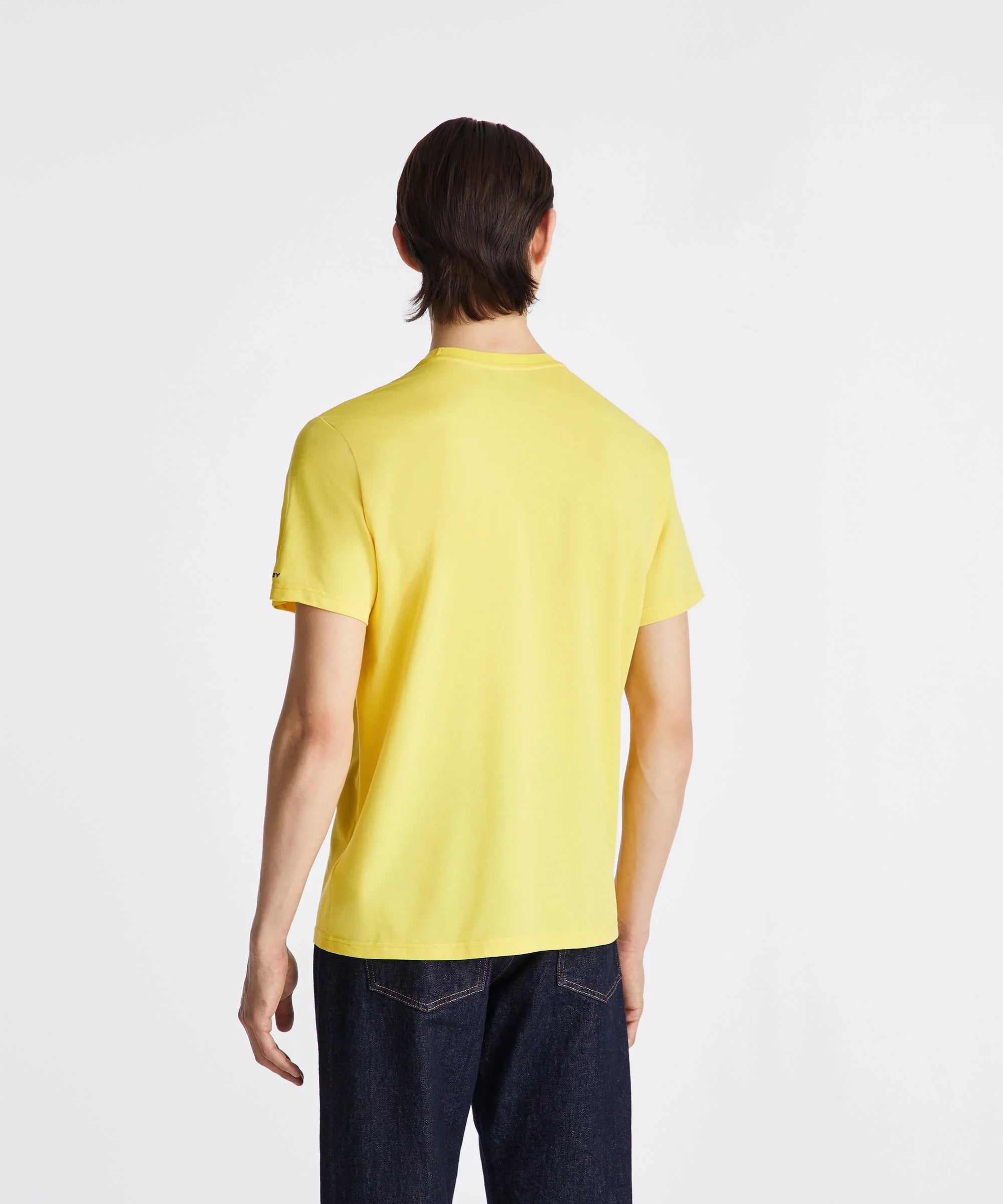 Maglietta uomo gialla a maniche corte, vista posteriore, abbigliamento casual moda uomo