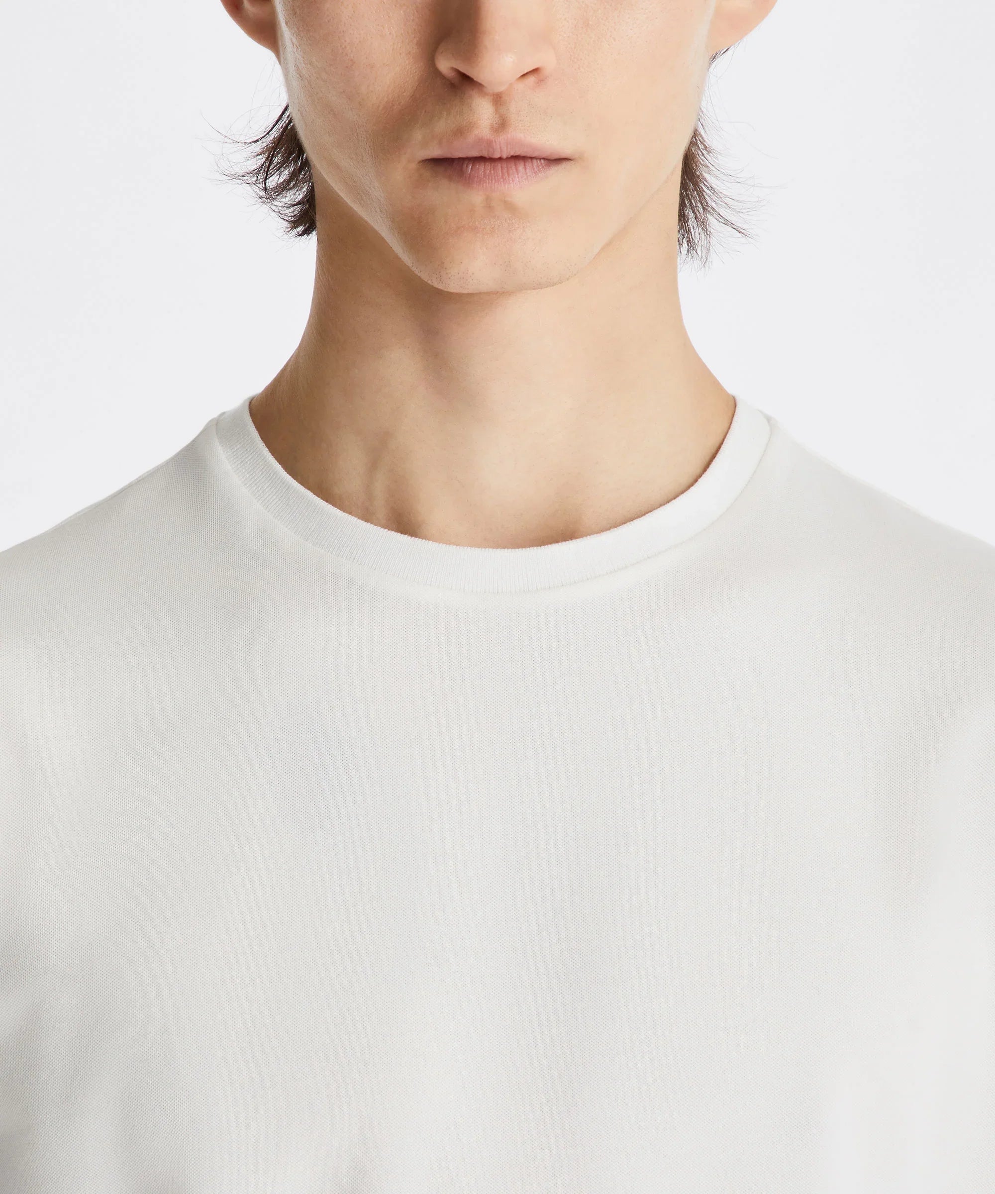 Maglietta uomo bianca girocollo, stile minimal, abbigliamento casual elegante