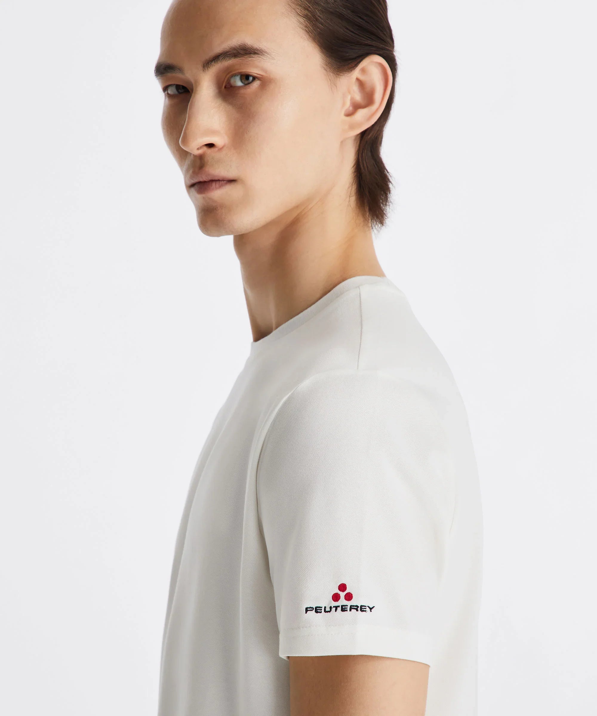 Modello con t-shirt Peuterey bianca da uomo, logo sulla manica, moda Made in Italy
