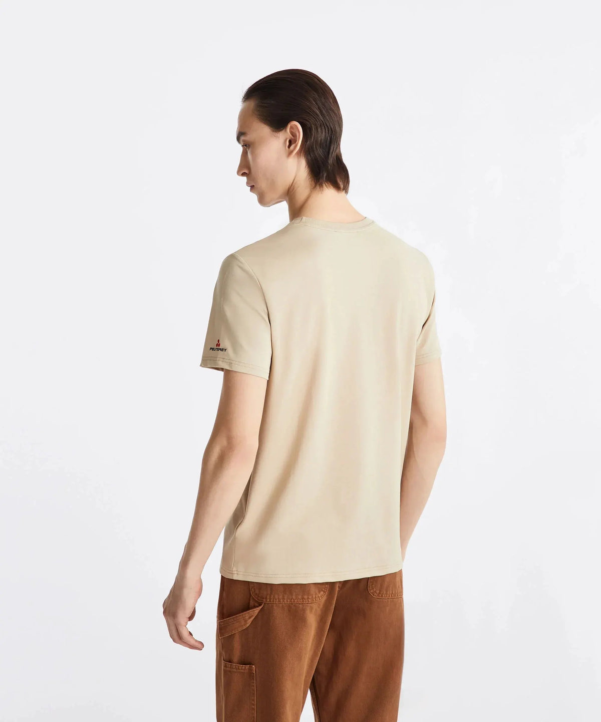 Maglietta uomo beige a maniche corte, pantaloni marroni, vista posteriore su sfondo bianco