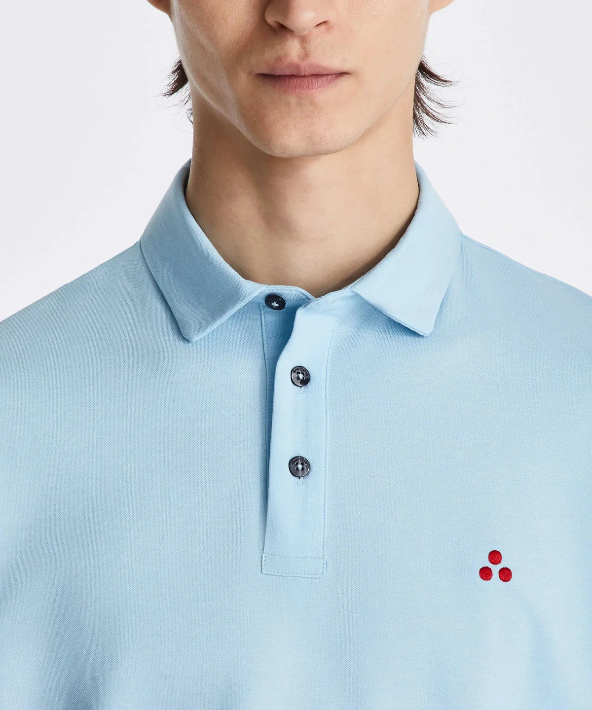 Polo uomo celeste chiaro con bottoni neri e dettaglio logo rosso ricamato sul petto