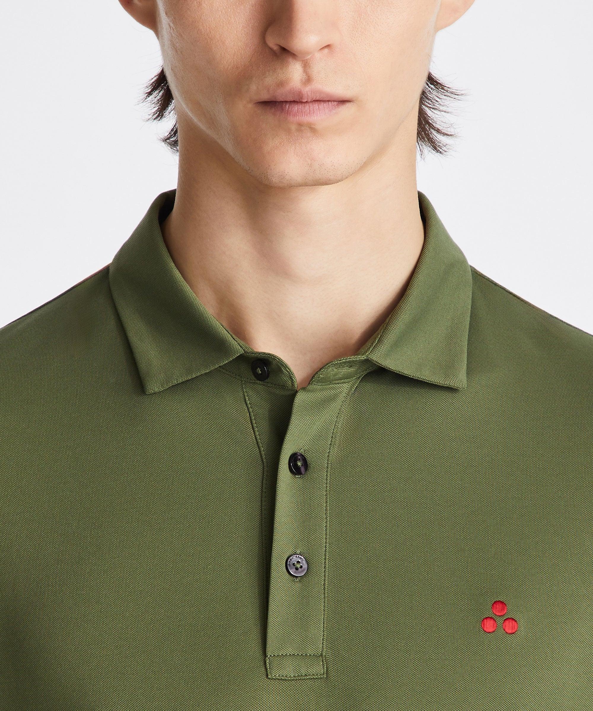 Polo uomo verde oliva con bottoni e logo rosso, abbigliamento casual elegante