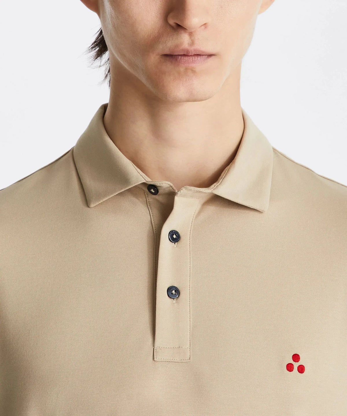 Polo uomo beige a maniche corte con bottoni neri e logo rosso ricamato sul petto