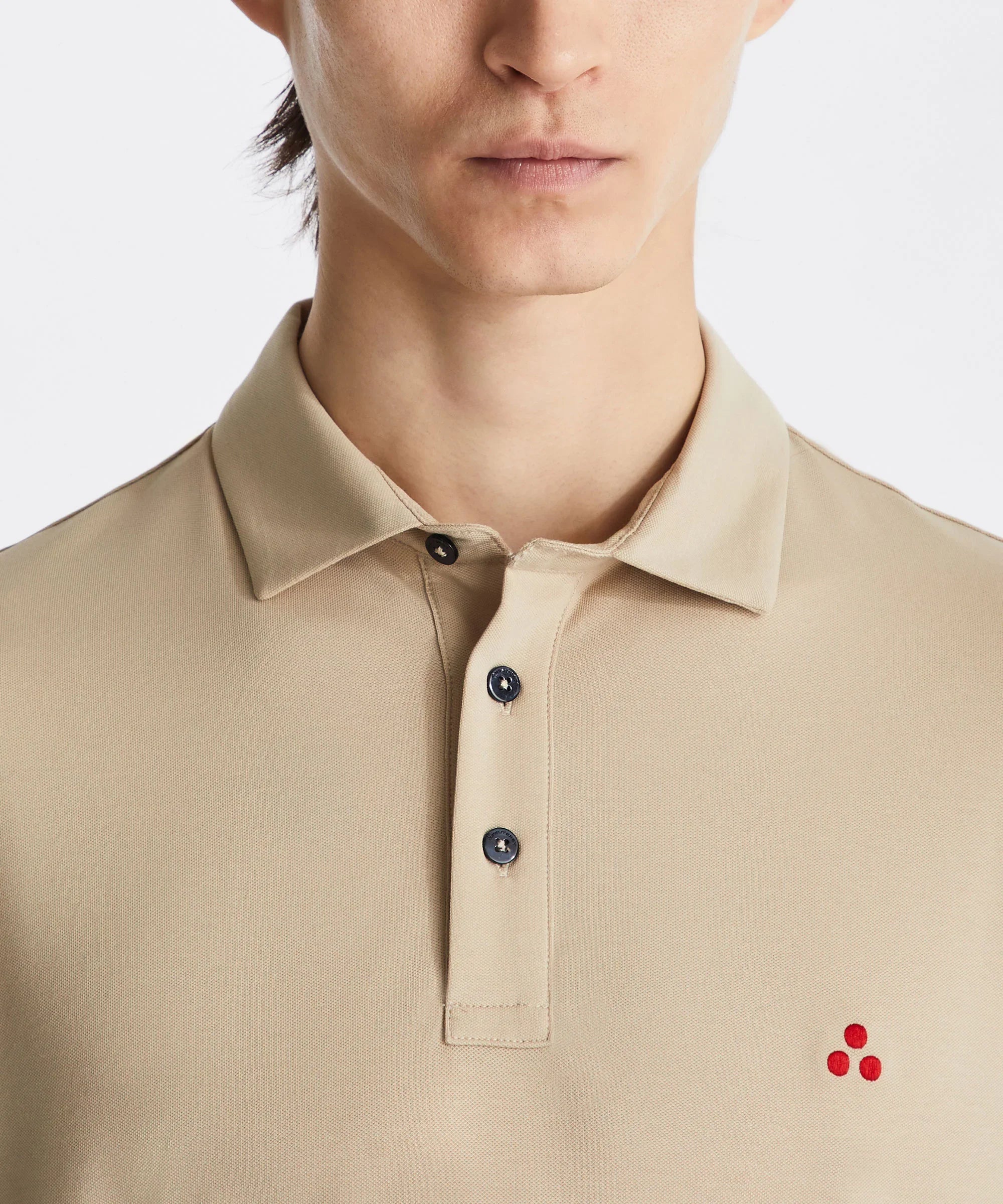 Polo uomo beige a maniche corte con bottoni neri e logo rosso ricamato sul petto