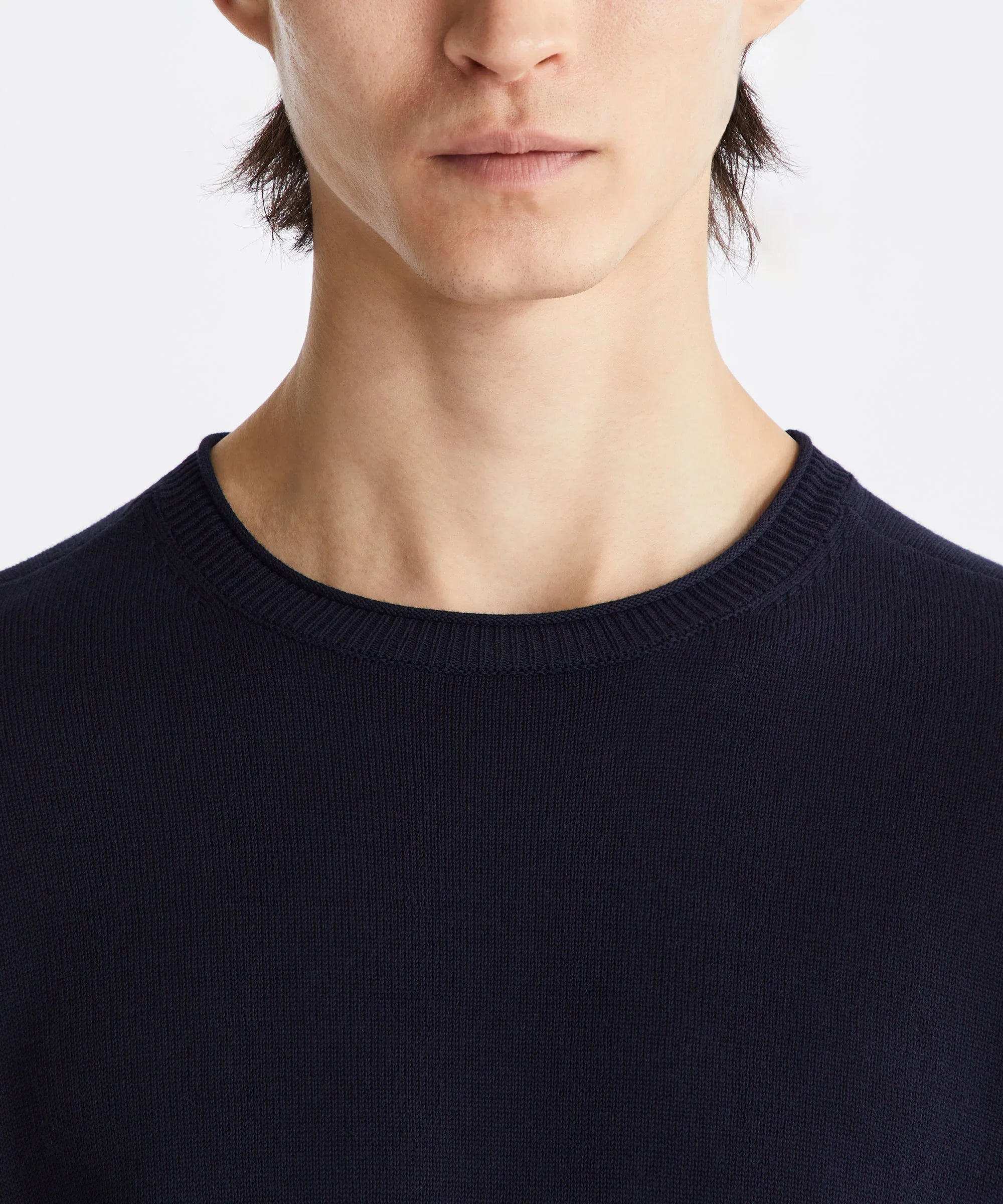 Maglione uomo blu navy girocollo, dettaglio tessuto a maglia fine.