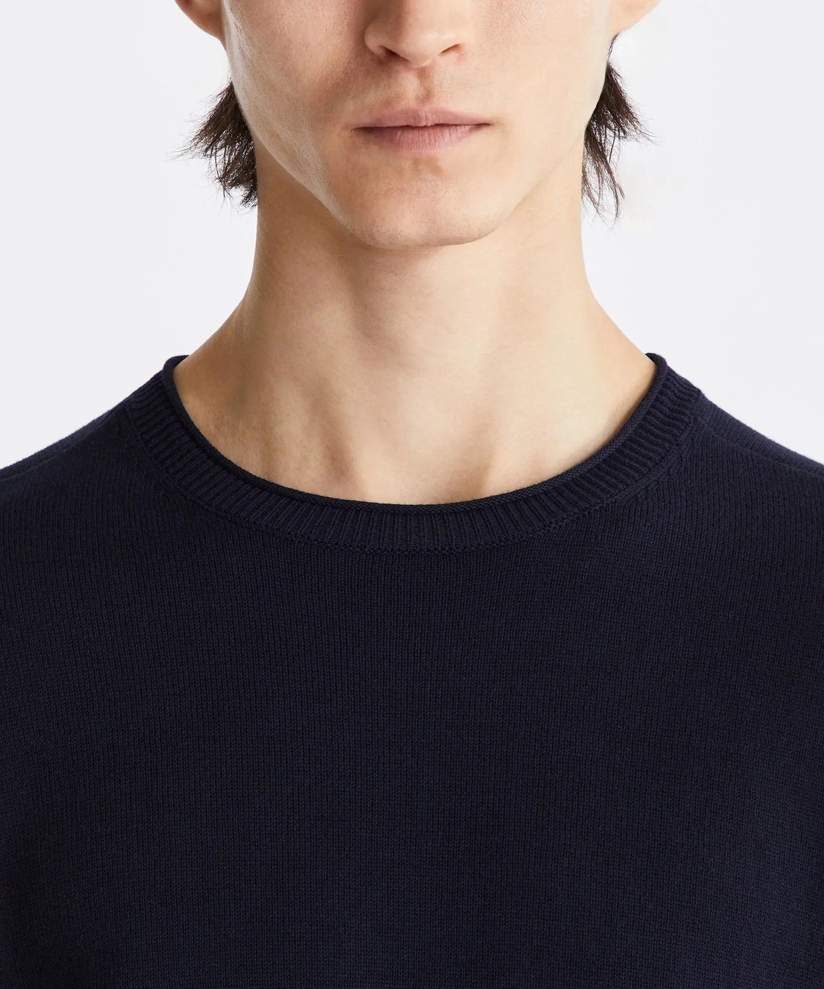 Maglione uomo blu navy girocollo, dettaglio tessuto a maglia fine.