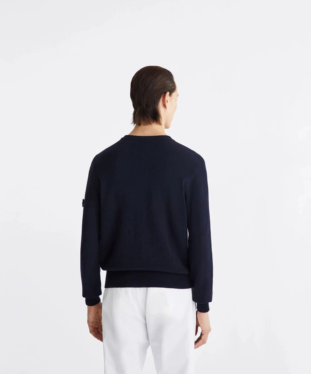 Maglione uomo blu scuro a maniche lunghe visto da dietro, su sfondo bianco, abbigliamento elegante