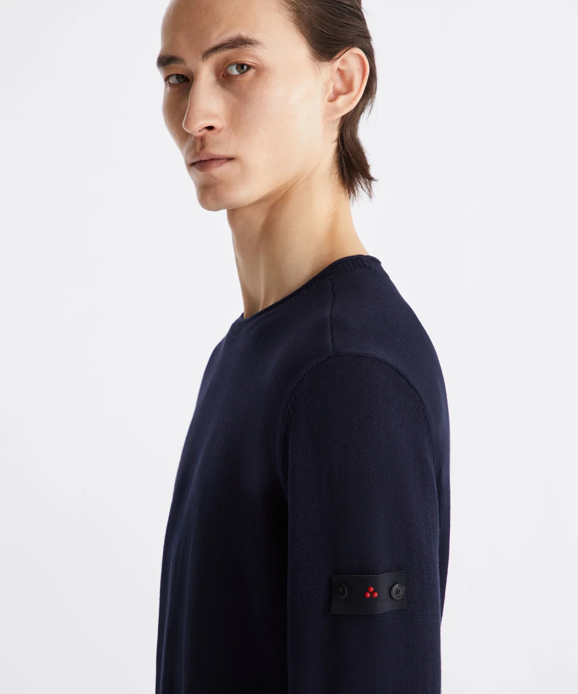 Maglione uomo blu scuro con dettaglio logo sulla manica, moda uomo elegante
