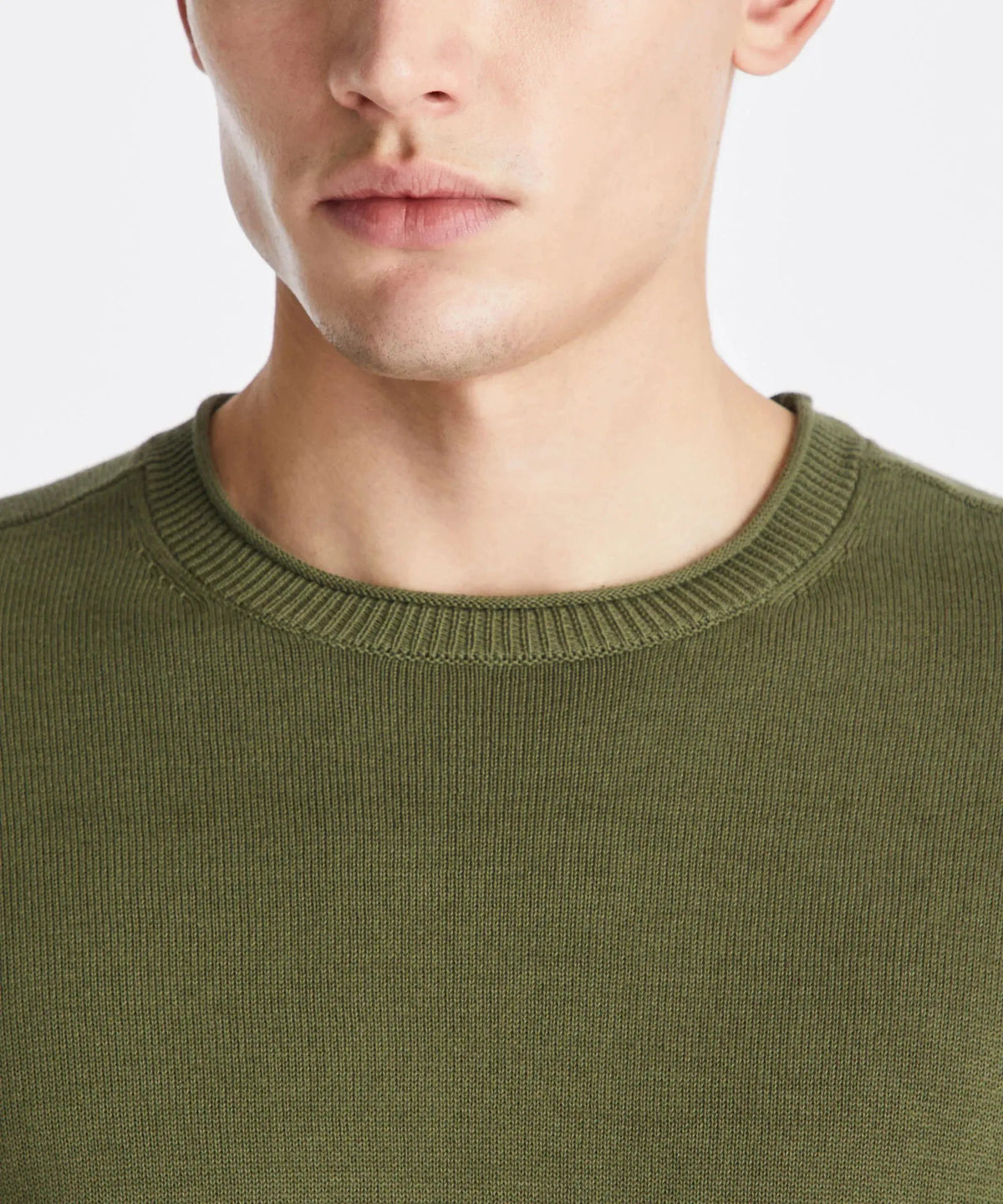 Maglione girocollo uomo verde oliva, tessuto a maglia fine, abbigliamento moda uomo.