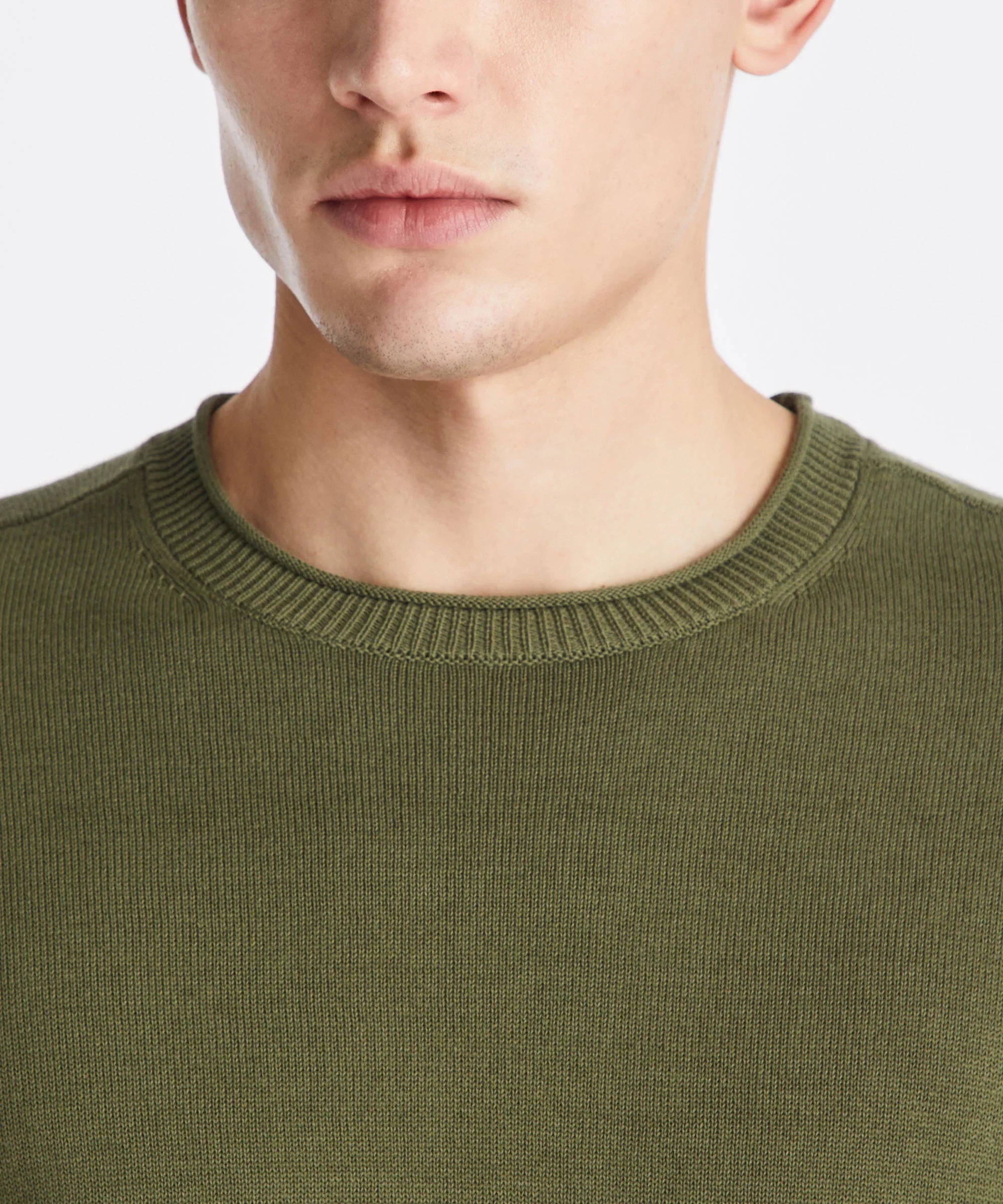 Maglione girocollo uomo verde oliva, tessuto a maglia fine, abbigliamento moda uomo.