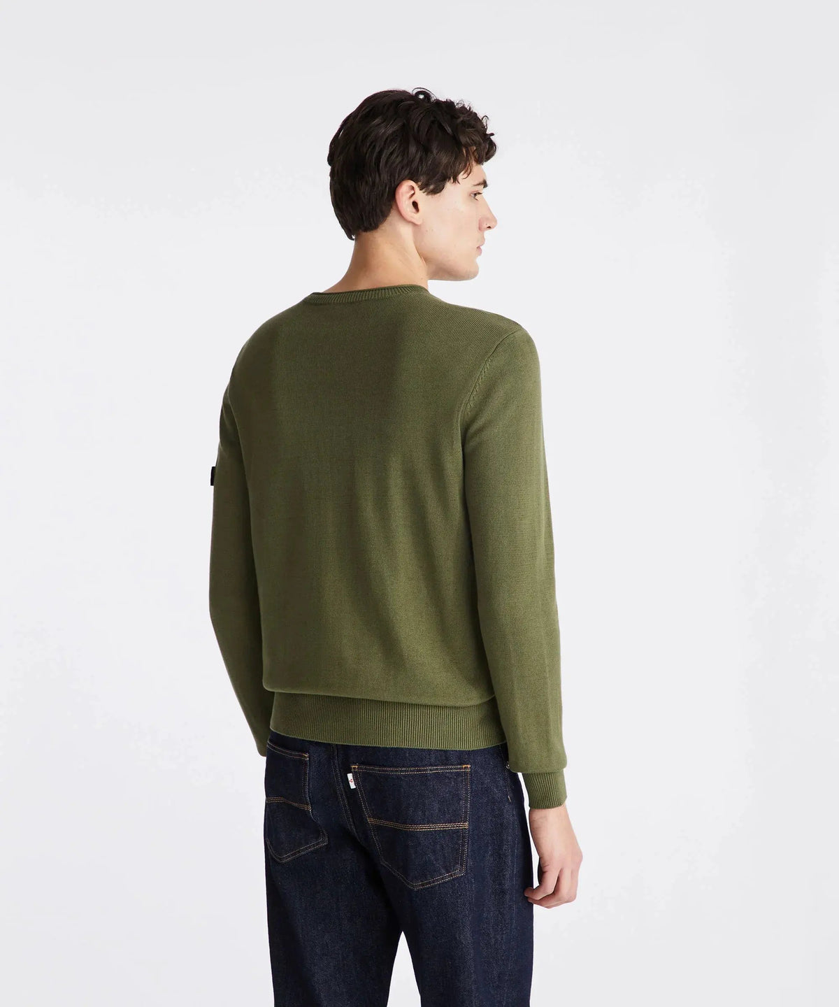 Maglione verde uomo girocollo e jeans blu, vista posteriore su sfondo bianco