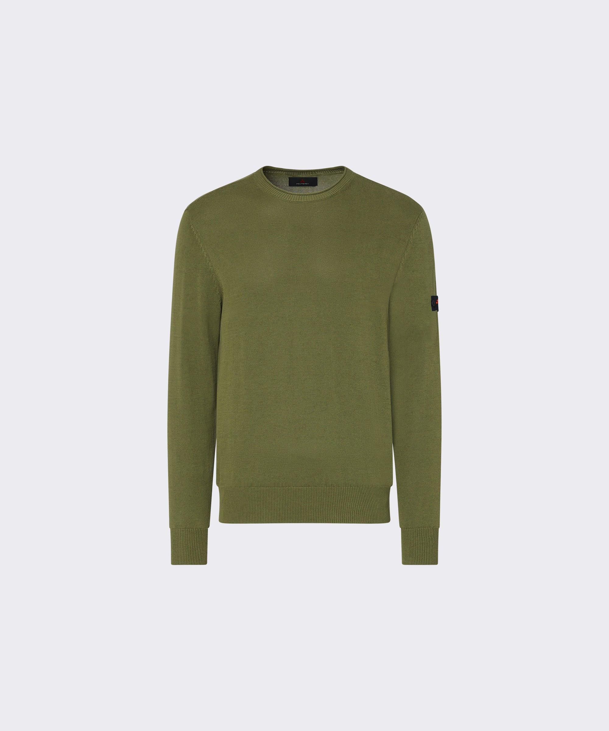 Maglione verde militare uomo girocollo in cotone, design minimal su sfondo neutro.