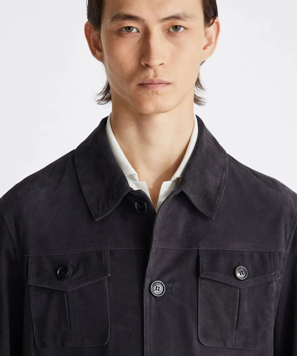 Giacca uomo in suede nero con tasche frontali e colletto classico, look elegante