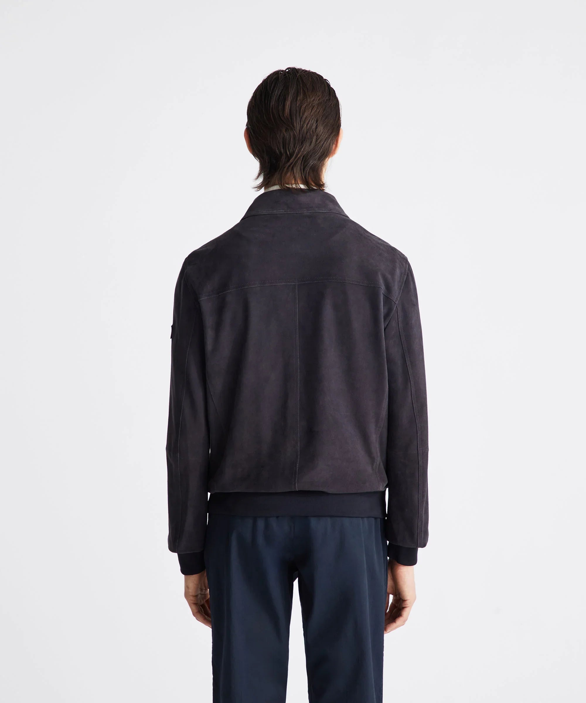 Giacca uomo in suede nera vista posteriore, stile elegante, abbigliamento maschile