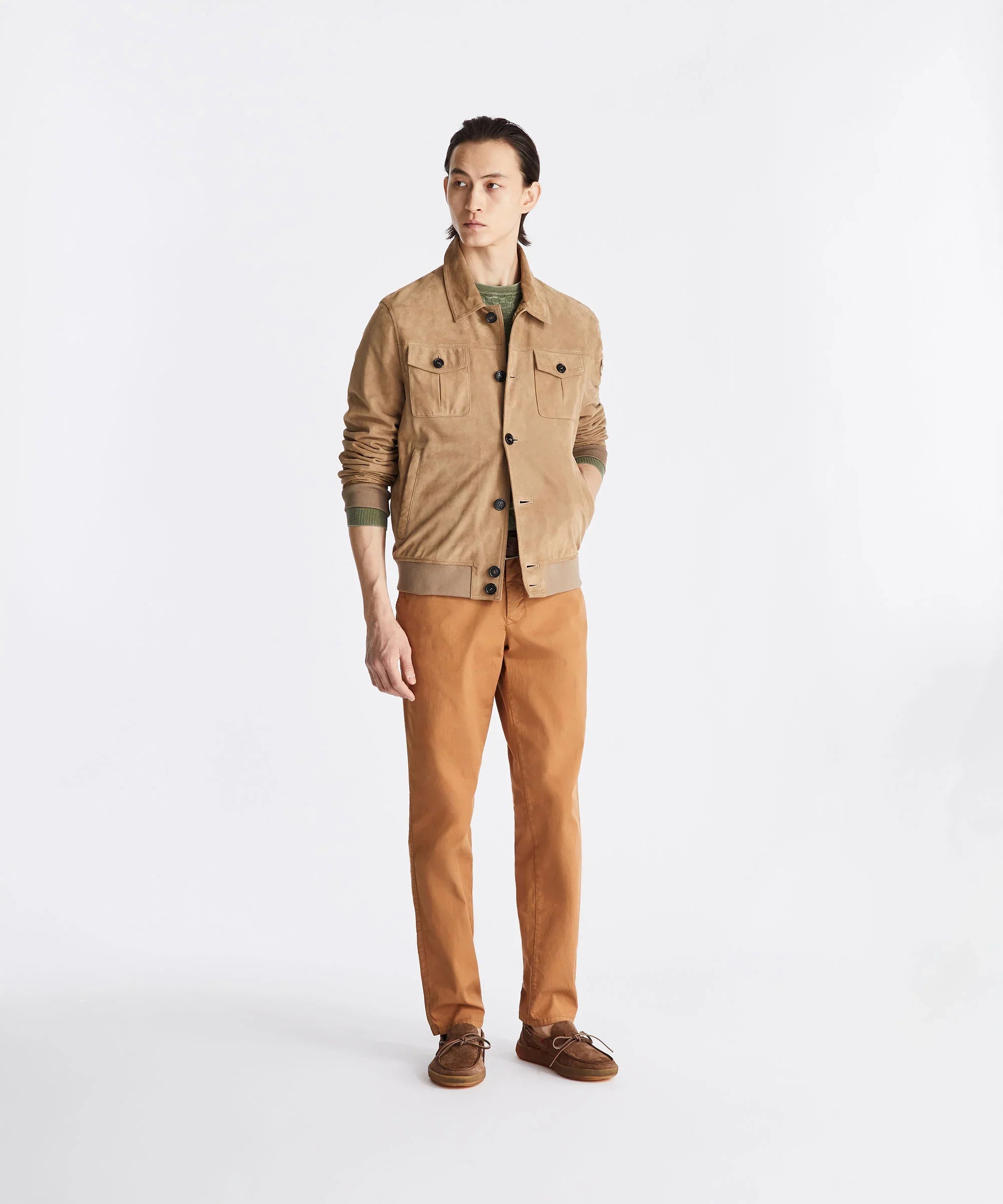 Uomo con giacca scamosciata beige, pantaloni e mocassini marroni, moda uomo elegante.