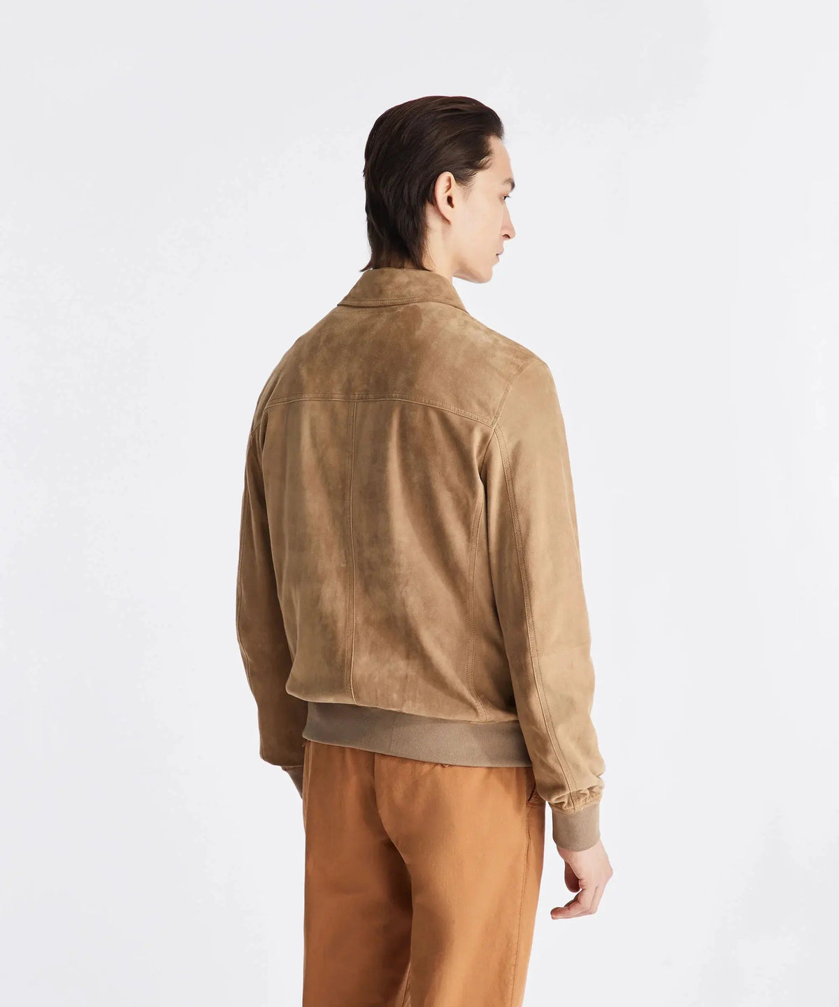 Giubbotto uomo in suede beige, stile casual, visto da dietro, su sfondo bianco