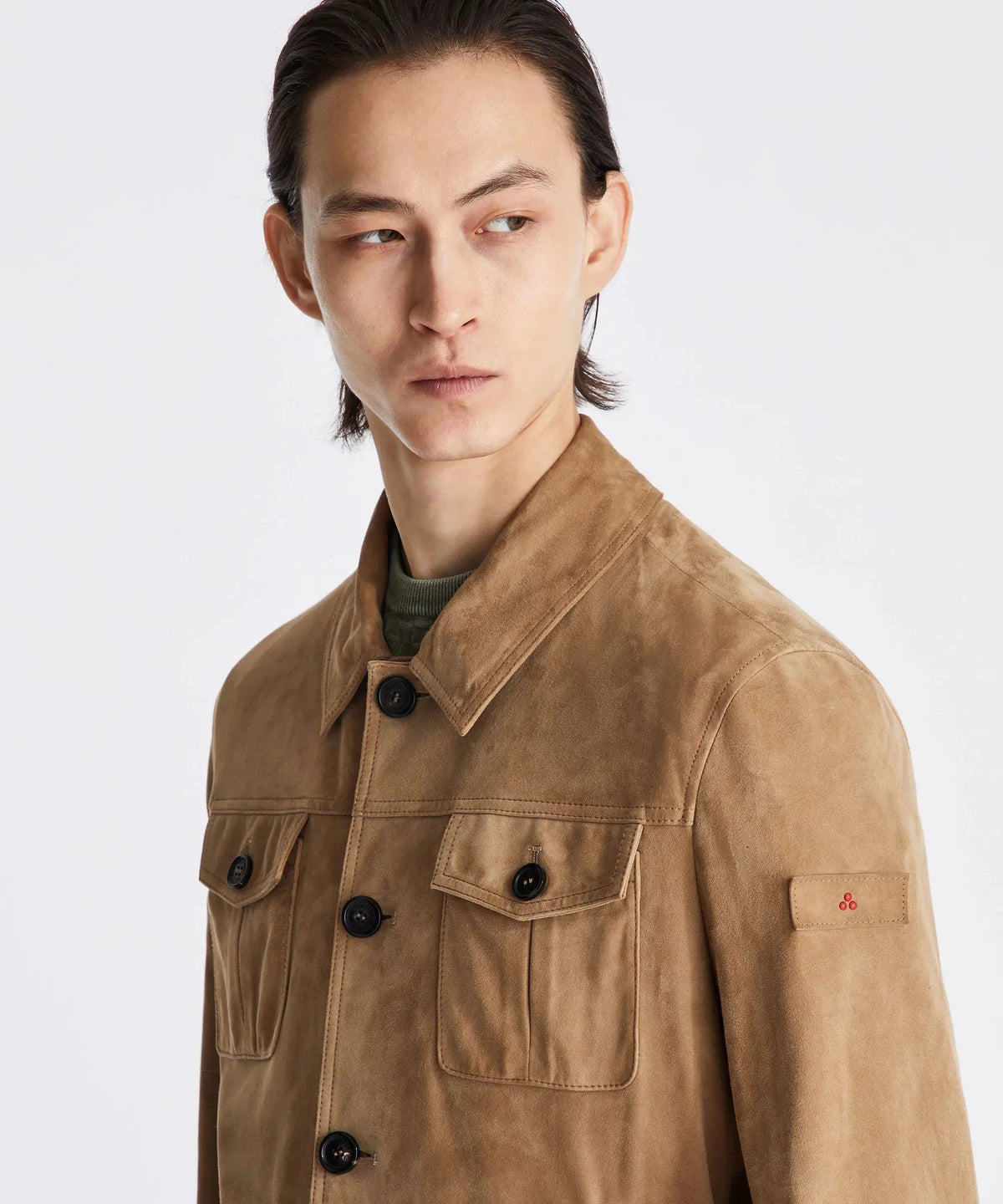 Giacca uomo scamosciata marrone con tasche frontali e bottoni neri, moda elegante