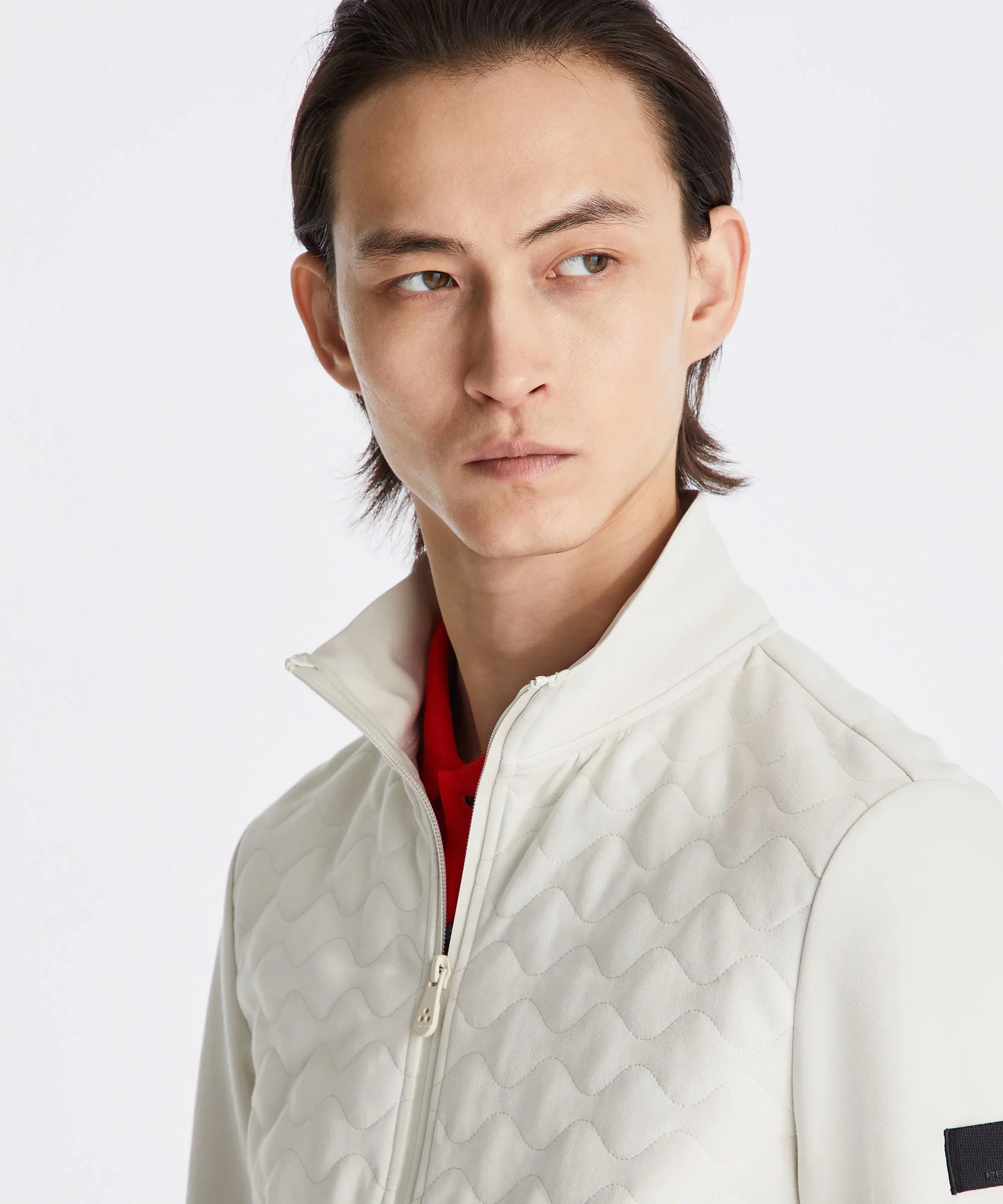 Giacca uomo bianca trapuntata con zip e colletto alto, look moderno elegante