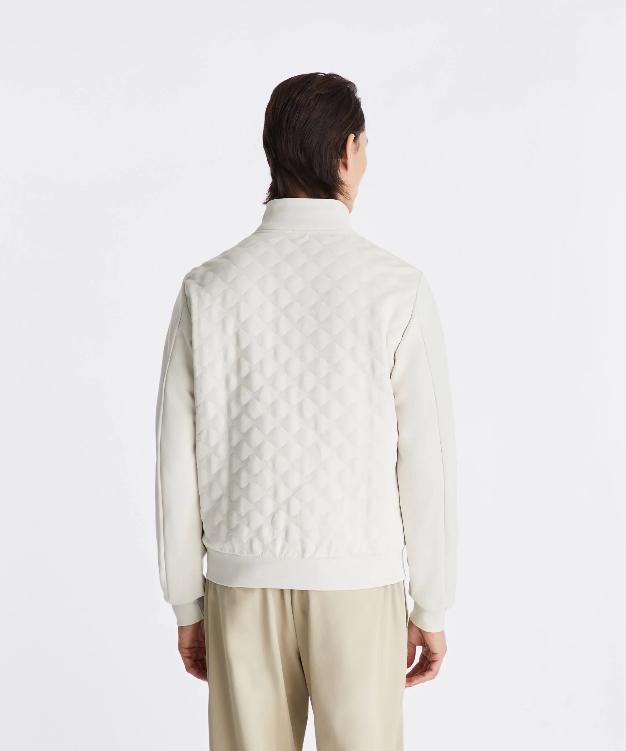 Giacca trapuntata bianca da uomo vista posteriore, design elegante e moderno, abbigliamento moda.