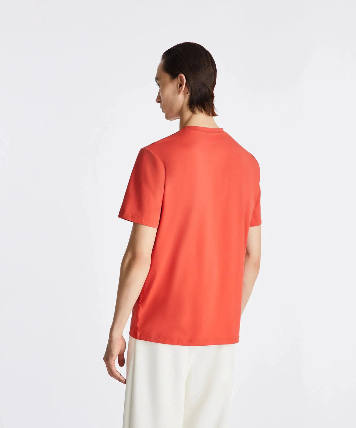 Maglietta uomo arancione manica corta, vista retro, abbigliamento casual elegante.