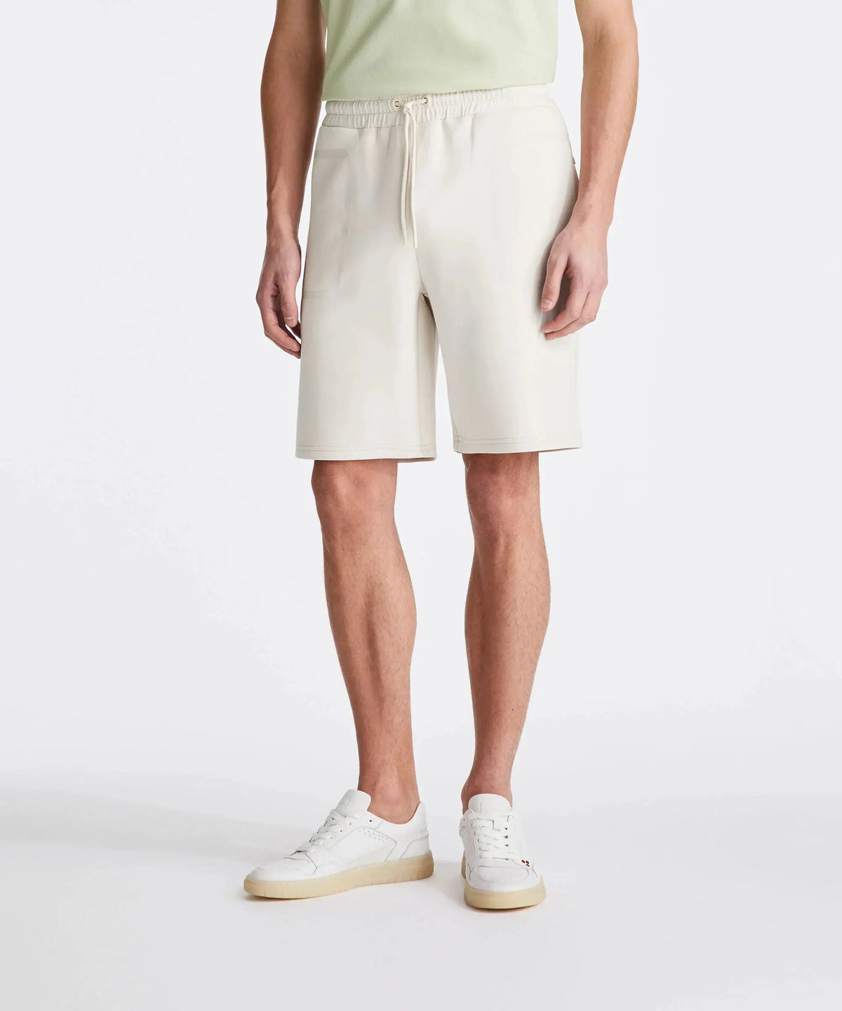 Bermuda uomo color panna in tessuto leggero con elastico in vita e coulisse