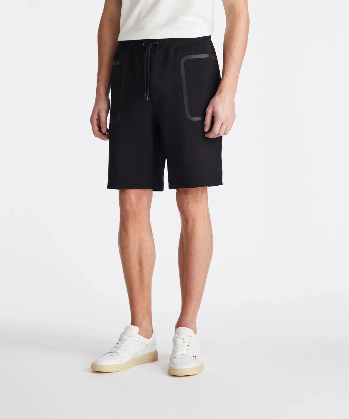 Pantaloncini corti uomo neri con tasche applicate, stile casual, su sfondo bianco