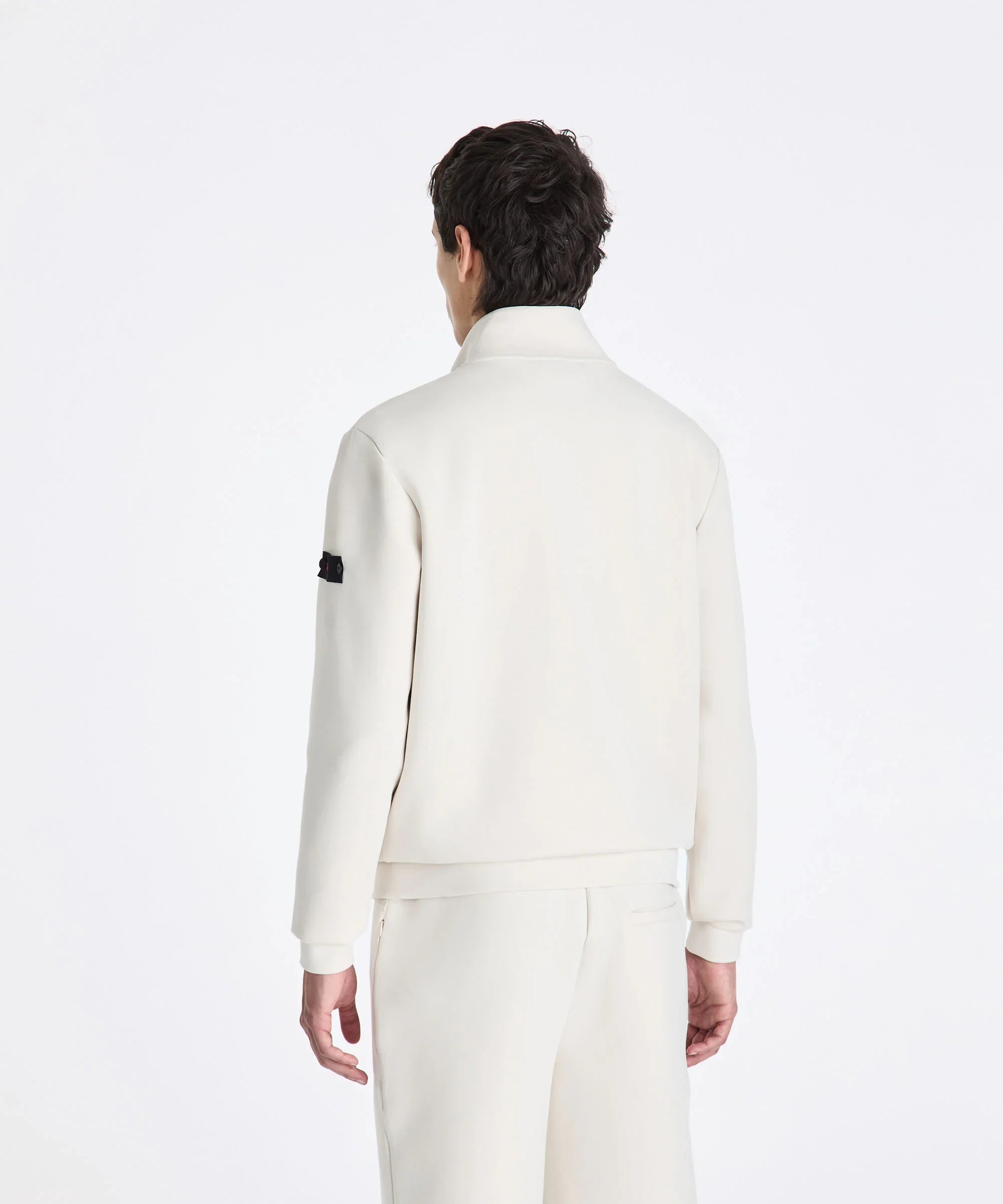 Uomo di spalle con felpa e pantaloni bianchi, moda abbigliamento uomo elegante casual