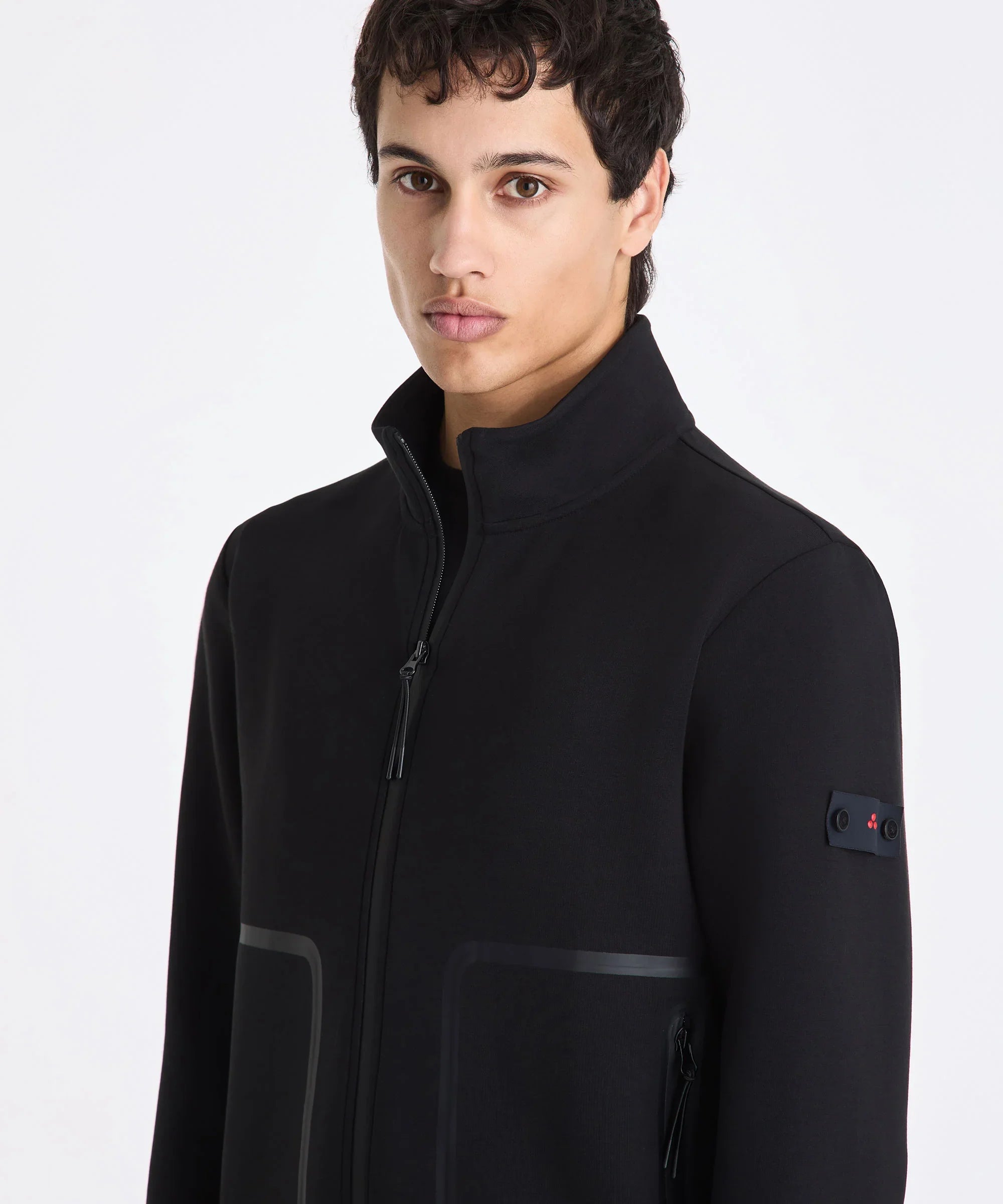 Giacca nera uomo Peuterey con zip frontale e collo alto, stile moderno e minimalista