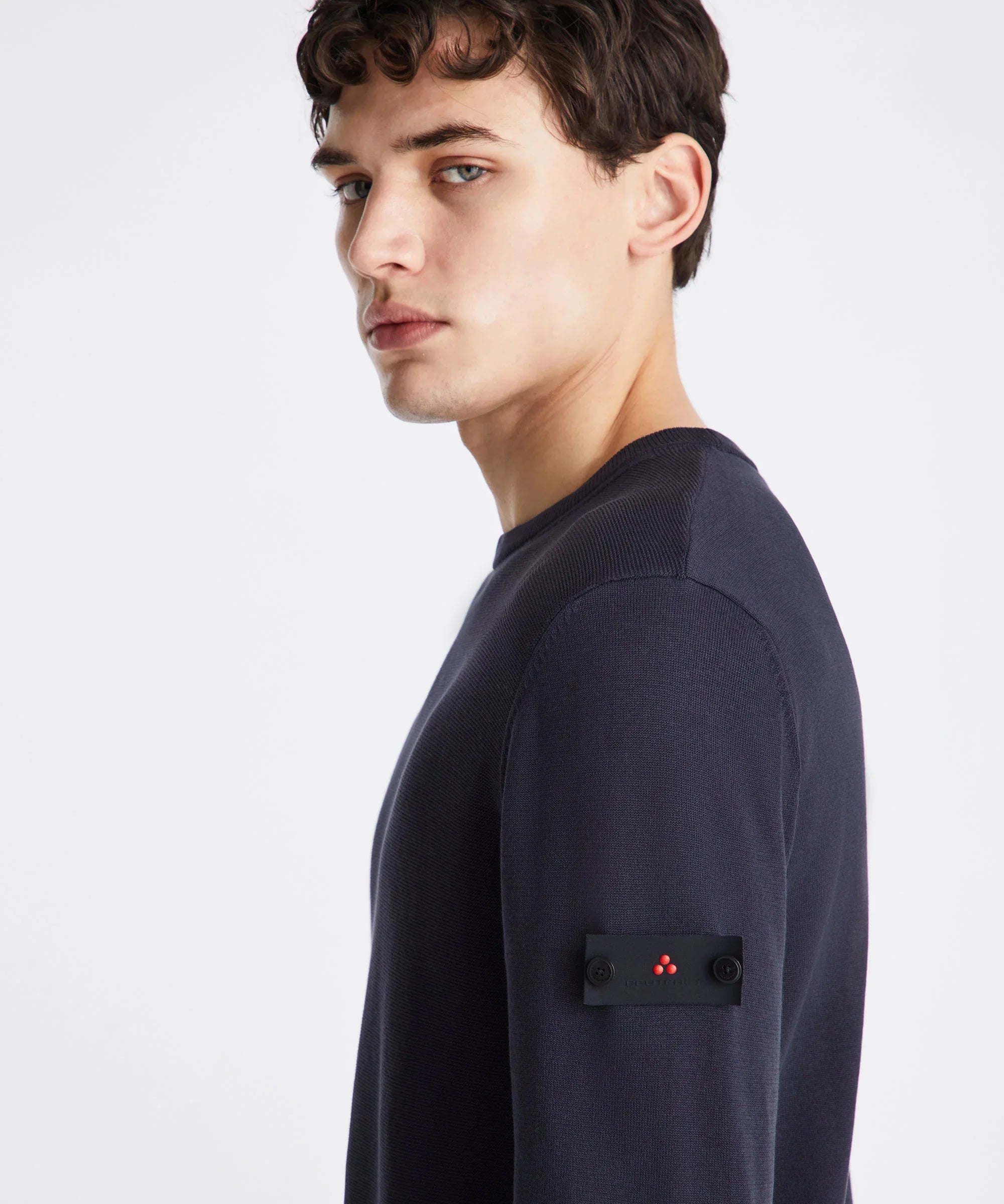 Maglione uomo blu scuro manica lunga con dettaglio logo sulla manica, moda elegante