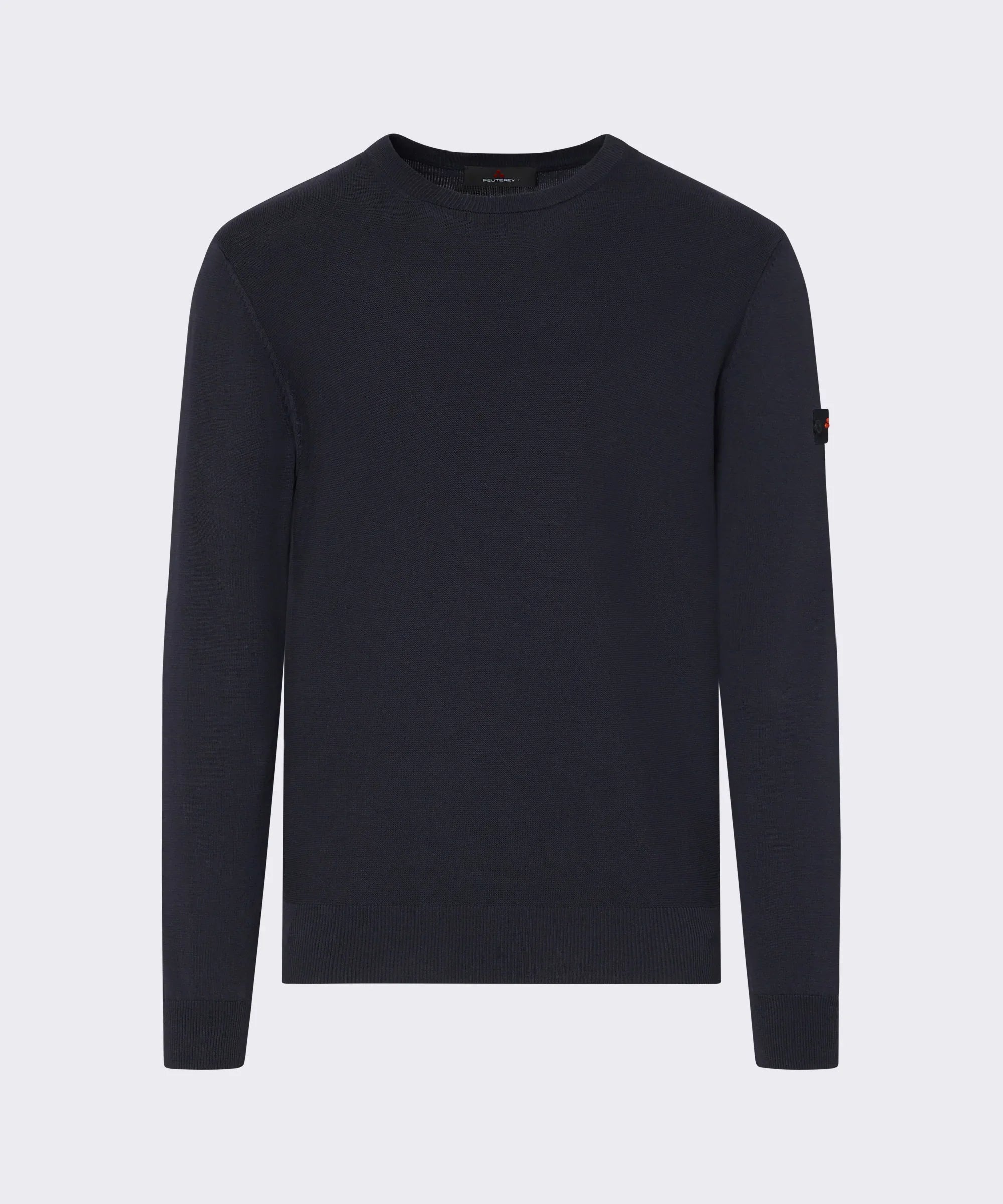 Maglia uomo blu navy a manica lunga, girocollo, stile minimal, sfondo neutro.