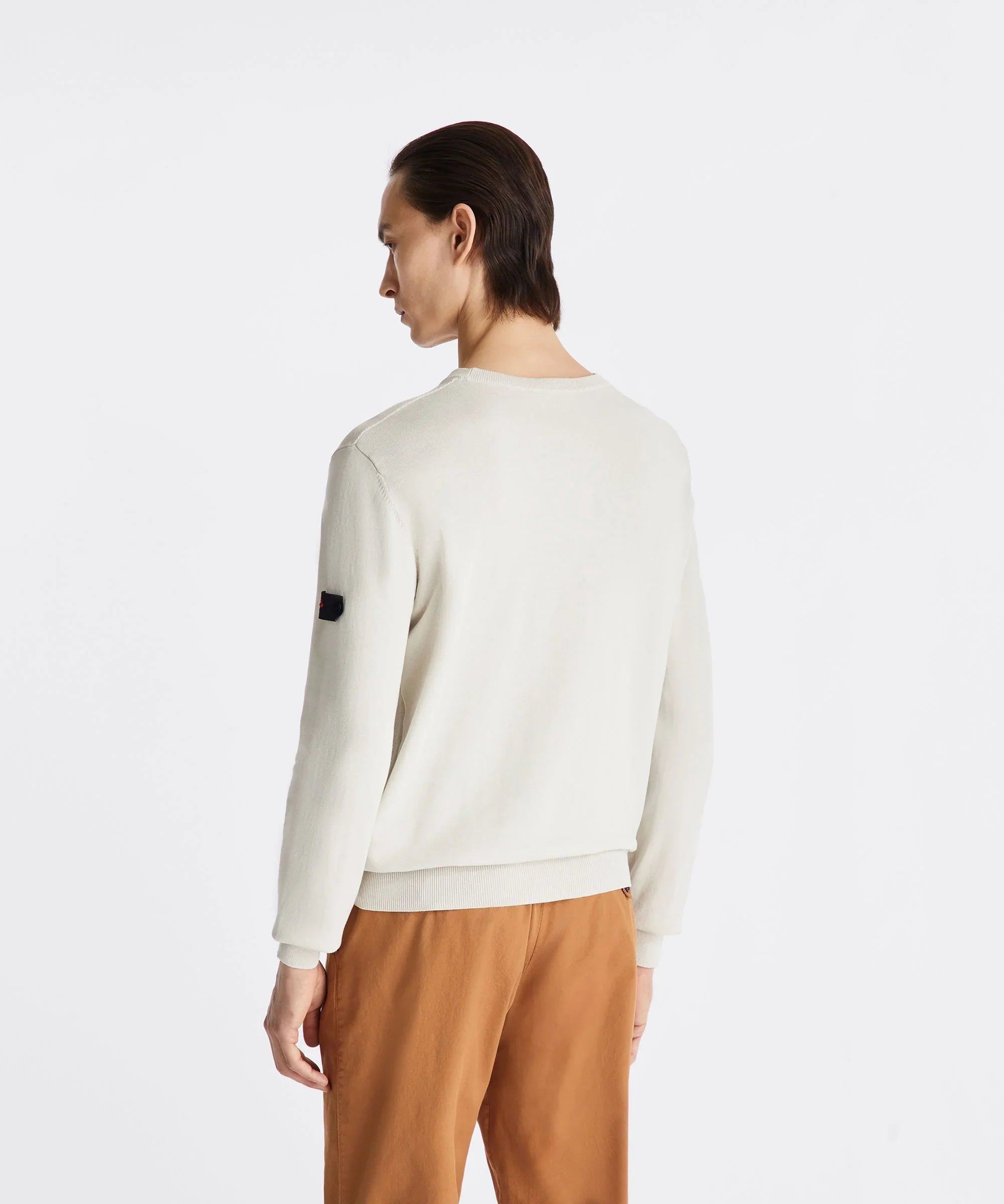 Maglione uomo panna a maniche lunghe, pantaloni marrone chiaro, vista posteriore