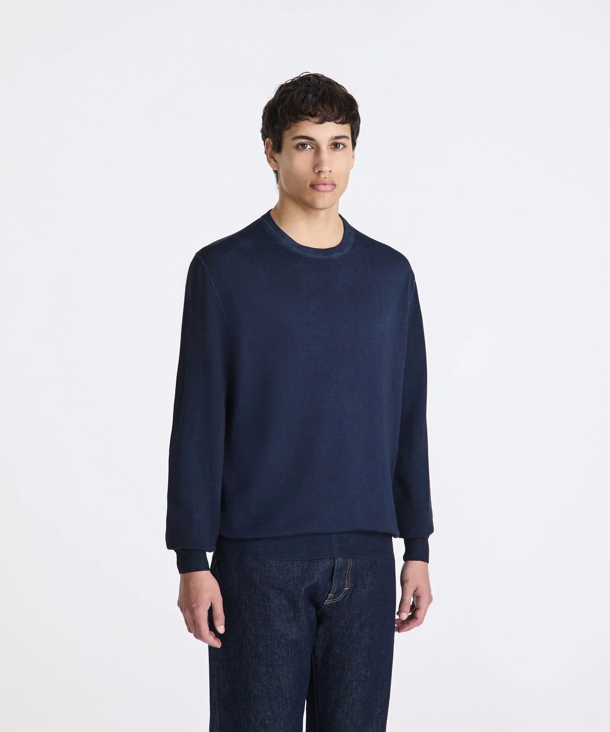 Maglia uomo blu navy a maniche lunghe, stile casual, indossata su jeans.