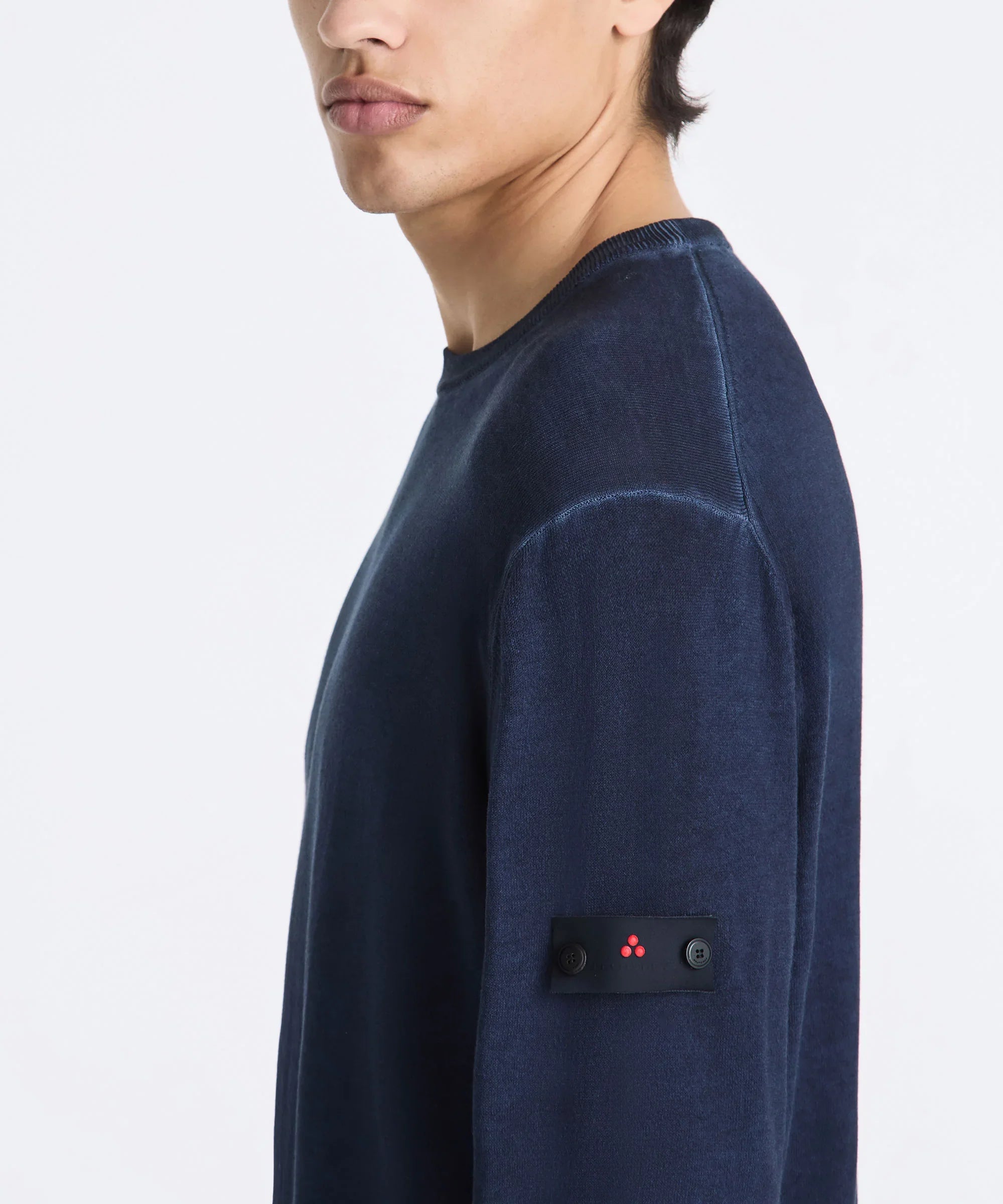 Maglia uomo blu Peuterey con dettaglio logo rosso sulla manica, stile casual elegante.