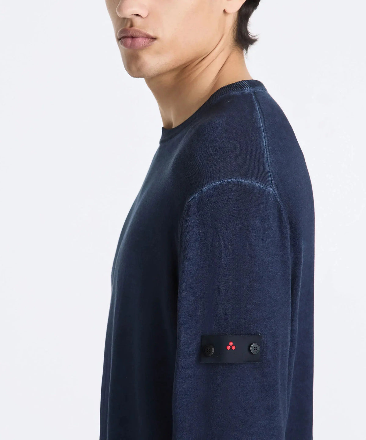 Maglia uomo blu Peuterey con dettaglio logo rosso sulla manica, stile casual elegante.