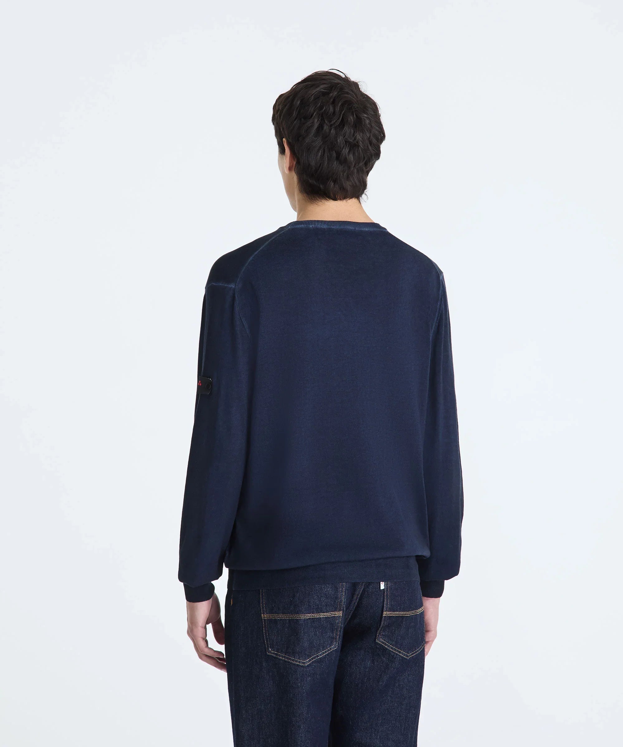 Maglia uomo blu scuro a maniche lunghe vista retro, abbinata a jeans denim