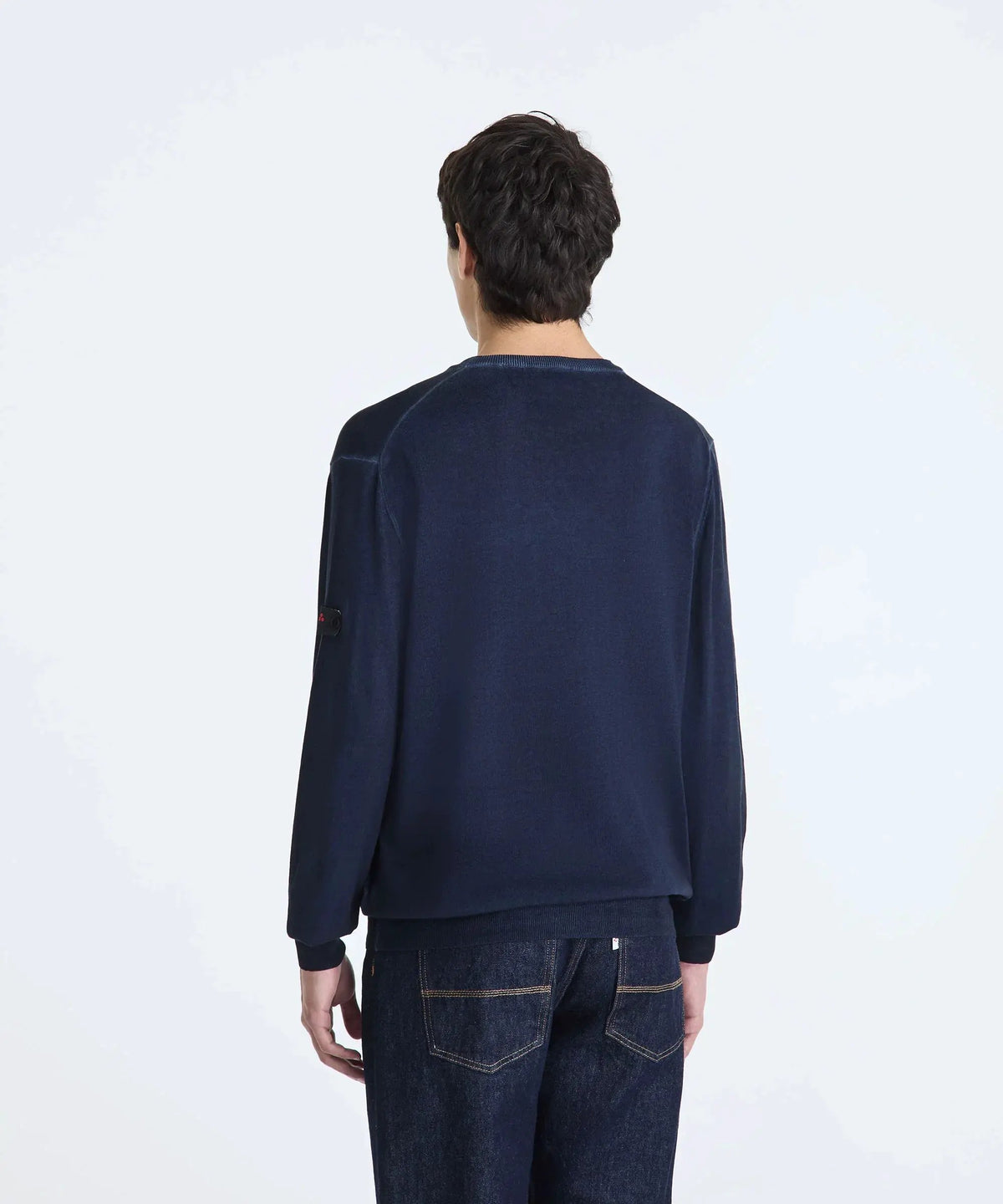 Maglia uomo blu scuro a maniche lunghe vista retro, abbinata a jeans denim