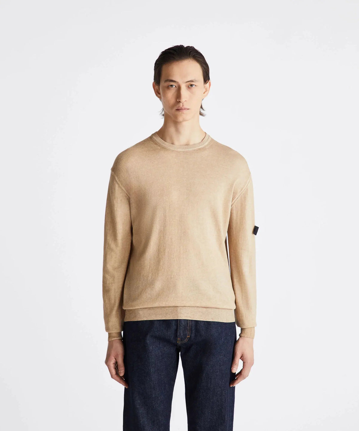 Maglia uomo beige manica lunga, vestibilità regular, abbinata a jeans blu scuro