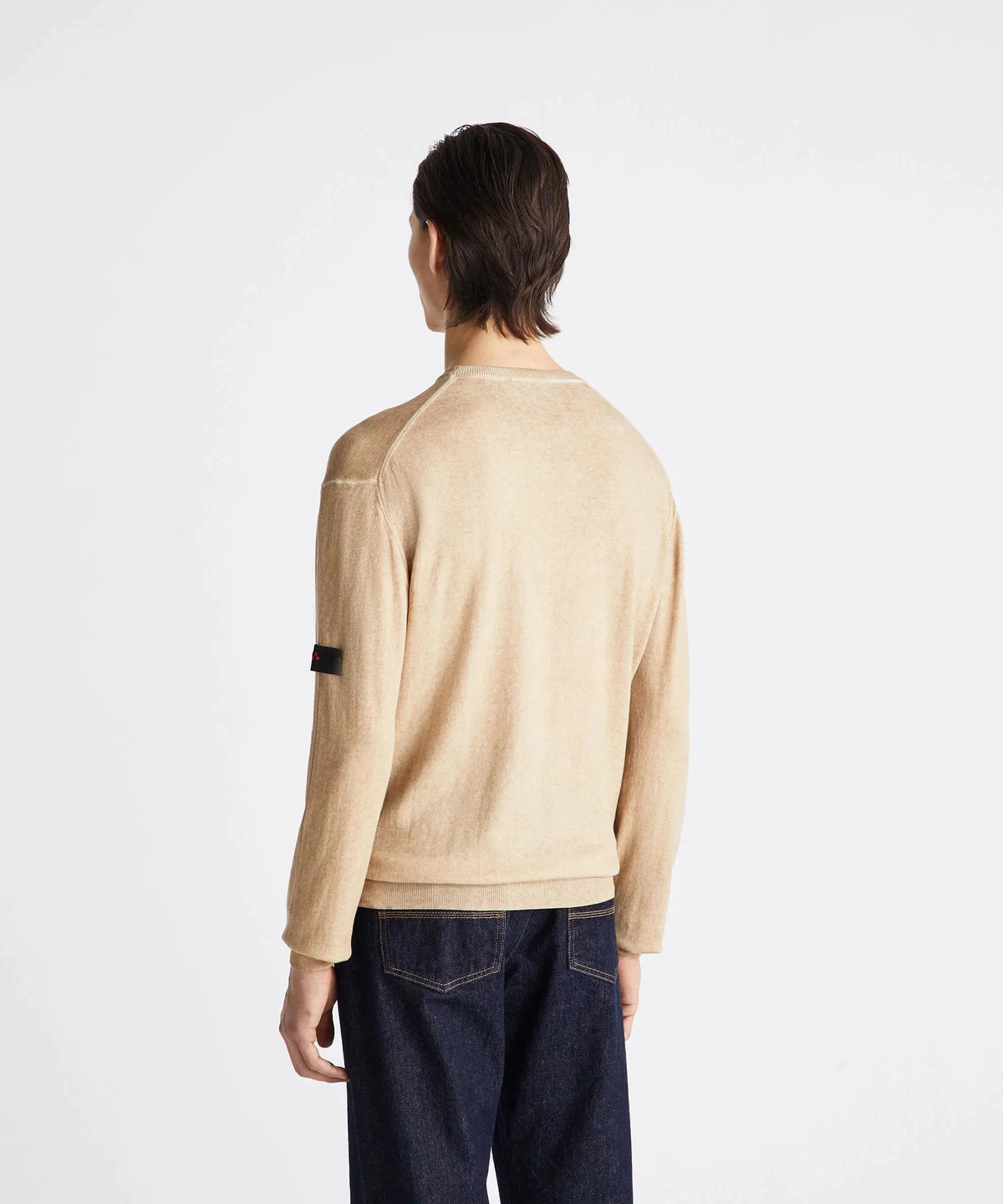 Maglione beige uomo, visto da dietro, abbinato a jeans scuri, stile casual elegante.