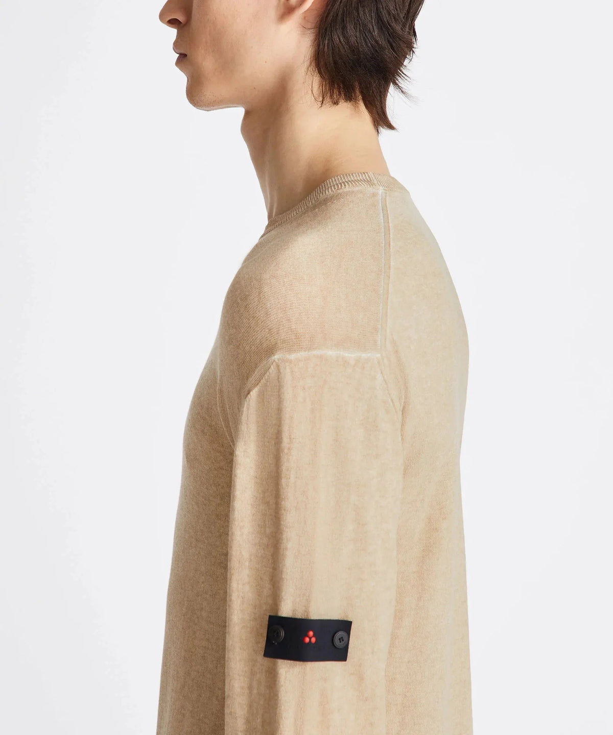 Maglione uomo beige in cotone leggero con patch nera sulla manica, moda casual elegante.