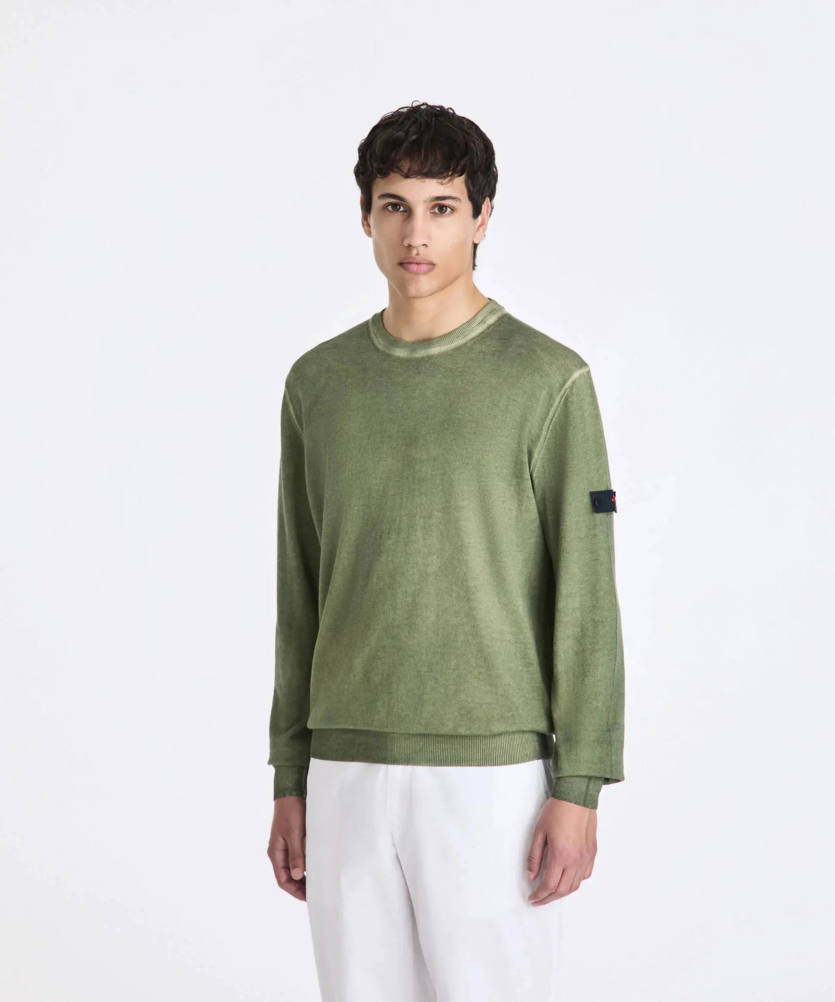 Maglione uomo verde a maniche lunghe, stile casual, abbinato a pantaloni bianchi