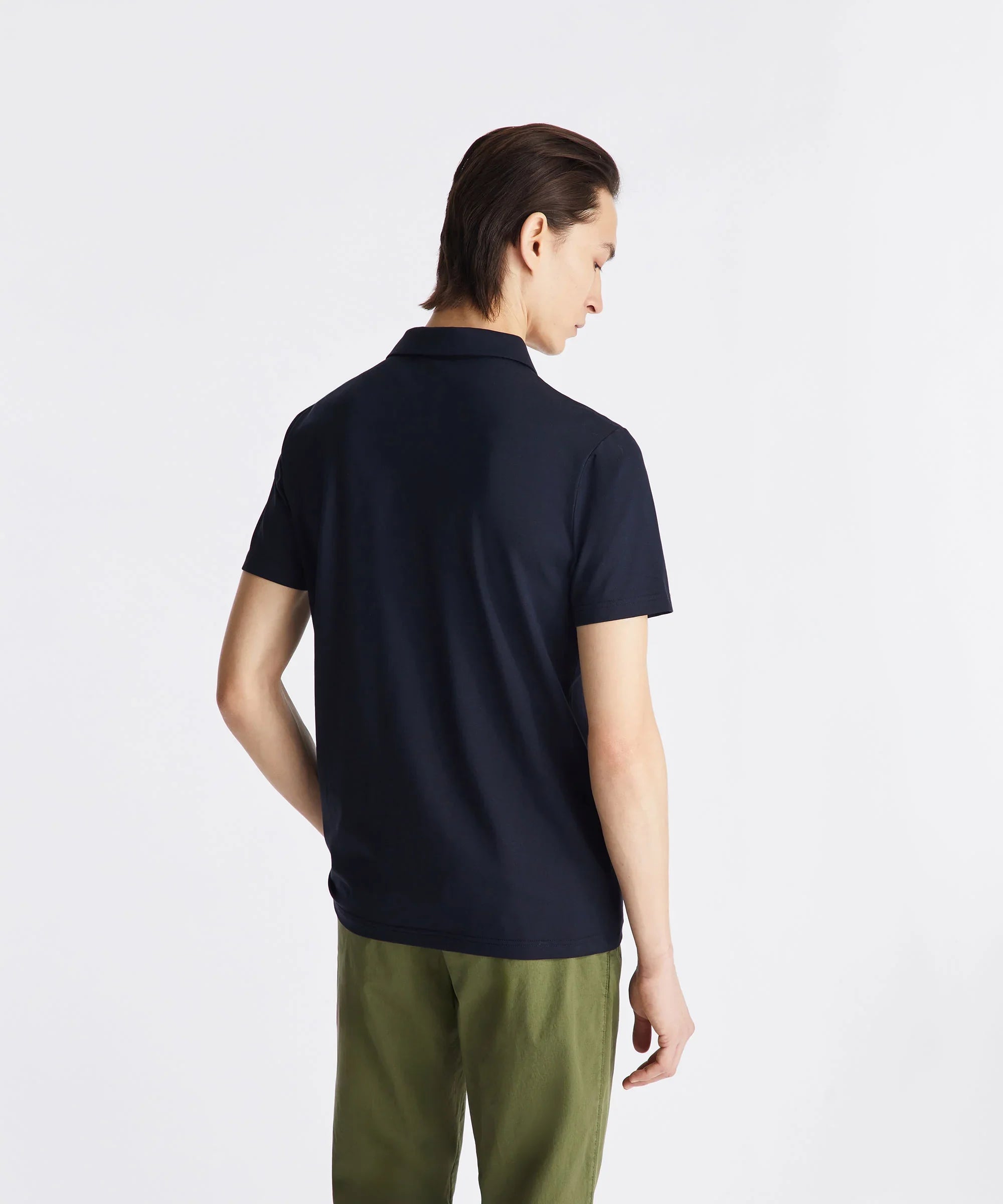 Maglietta polo uomo blu scuro vista posteriore, abbigliamento casual estivo elegante.