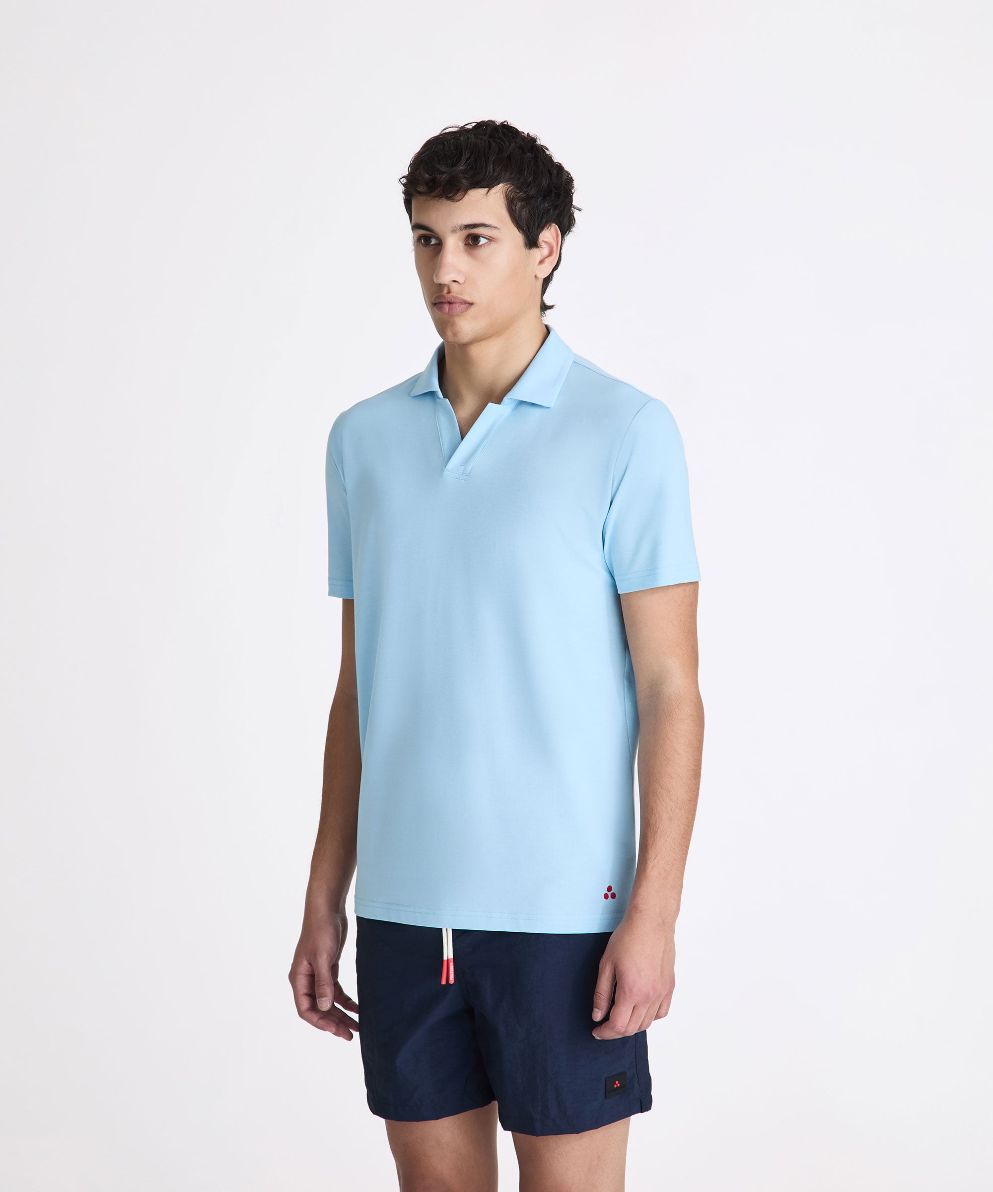 Maglietta polo PEUTEREY PEU5847 290 NEW HELGO in tessuto colorato, mostrata indossata su modello.