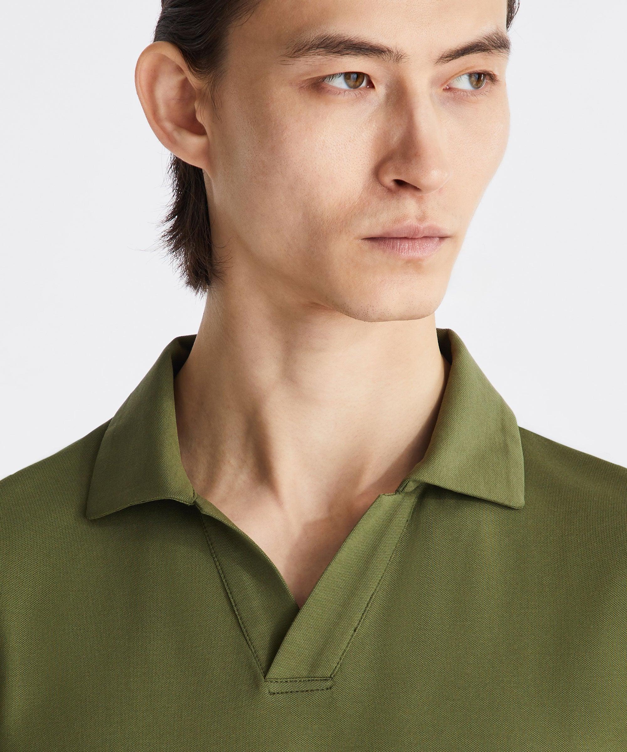 Dettaglio di uomo con polo verde militare elegante, moda uomo, stile casual raffinato