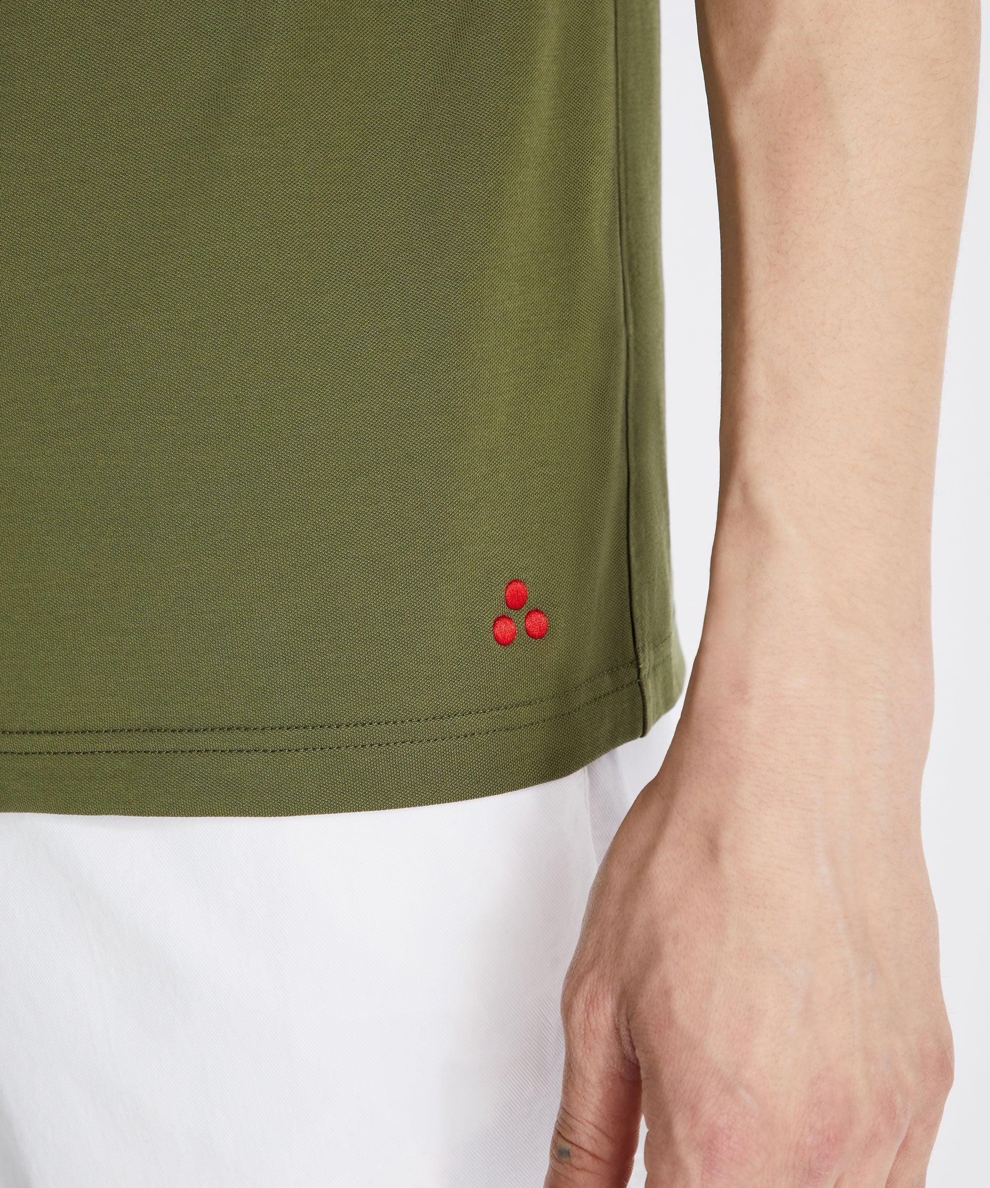 Dettaglio t-shirt verde uomo con logo rosso ricamato, abbigliamento moda casual